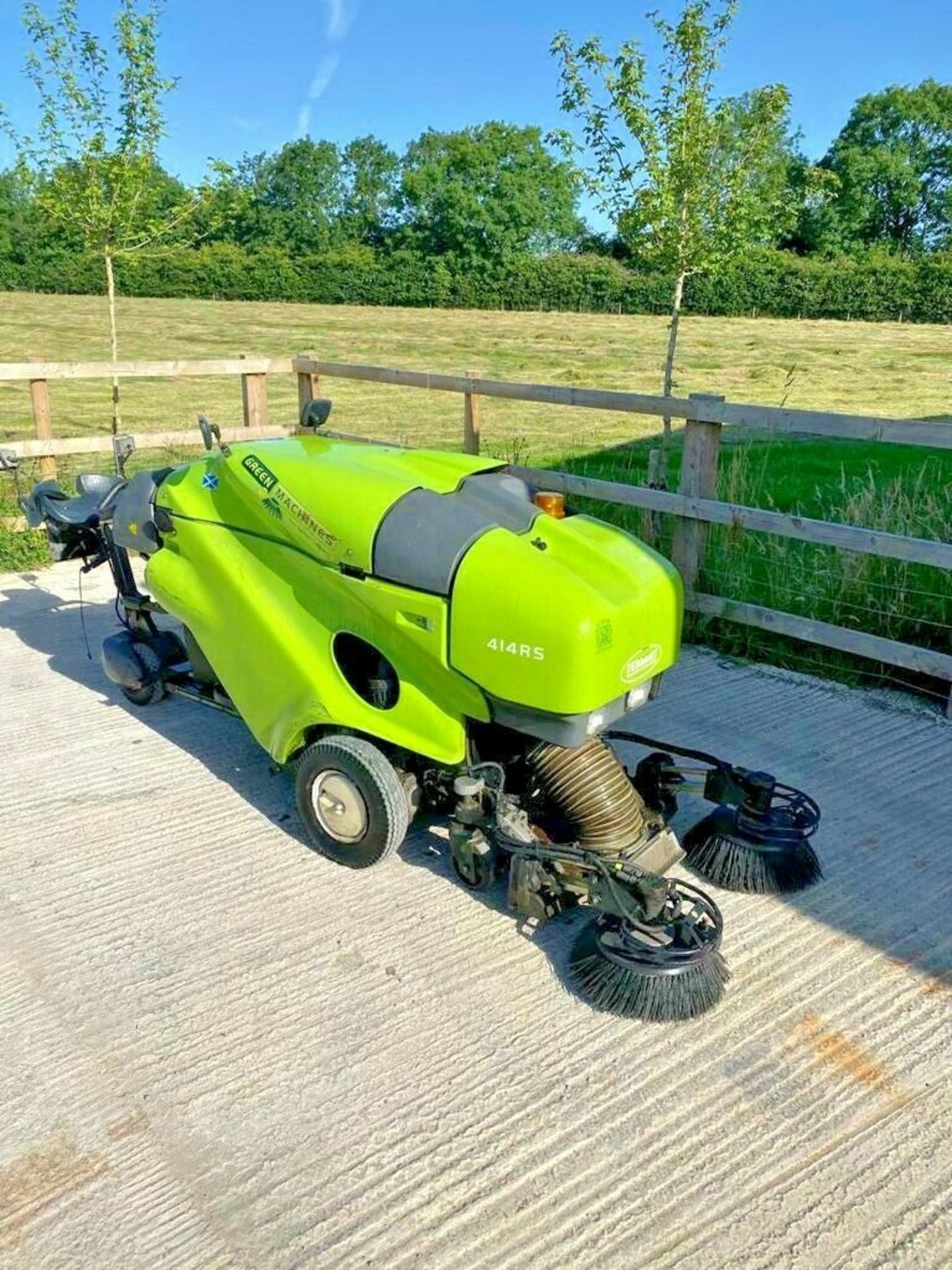 TENNANT GREEN MACHINE MODEL: 414RS PEDESTRIAN SWEEPER, YEAR 2014 *PLUS VAT*