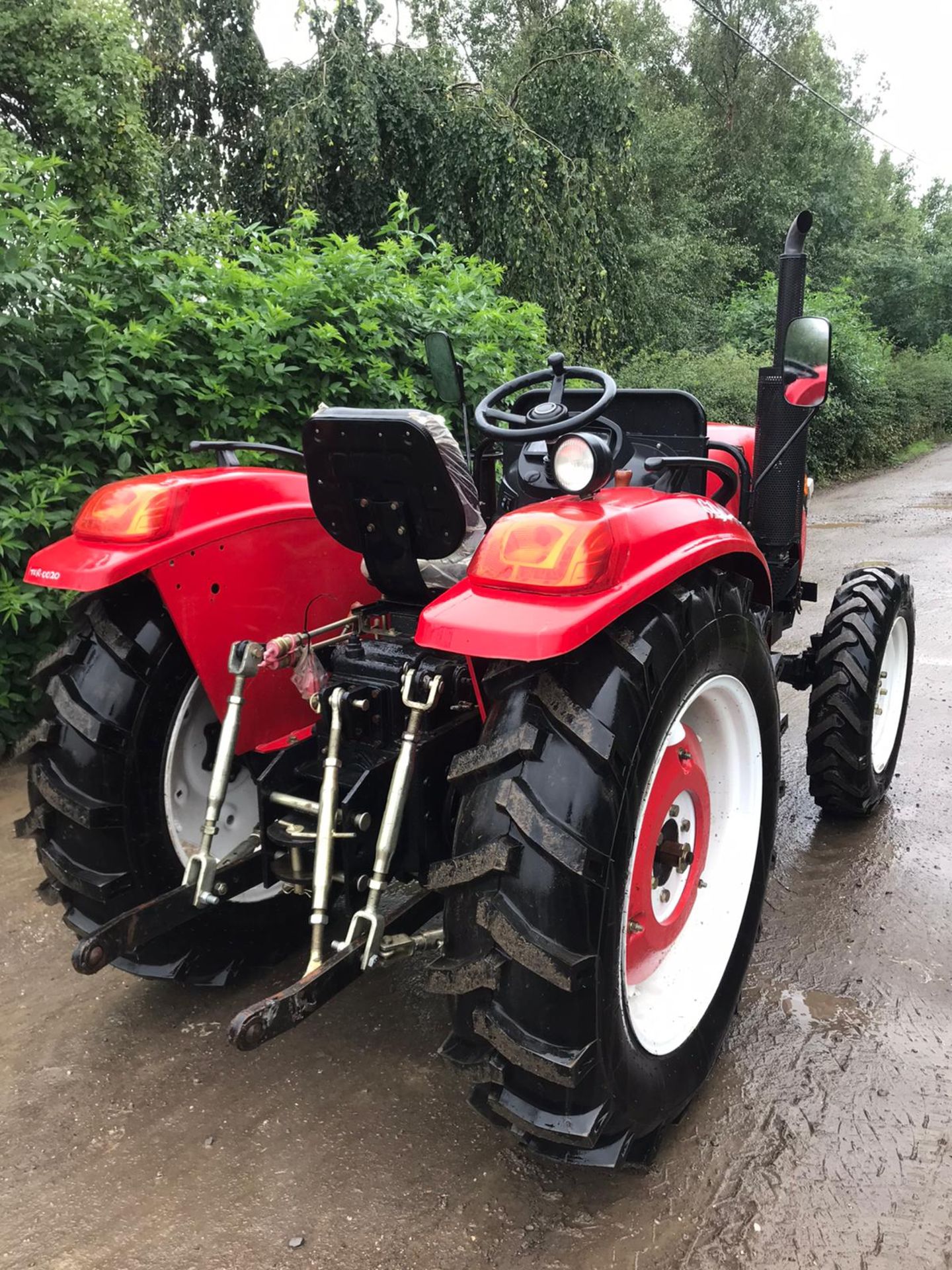 UNUSED ZOOM 604WD TRACTOR, RUNS AND DRIVES *PLUS VAT* - Image 4 of 4