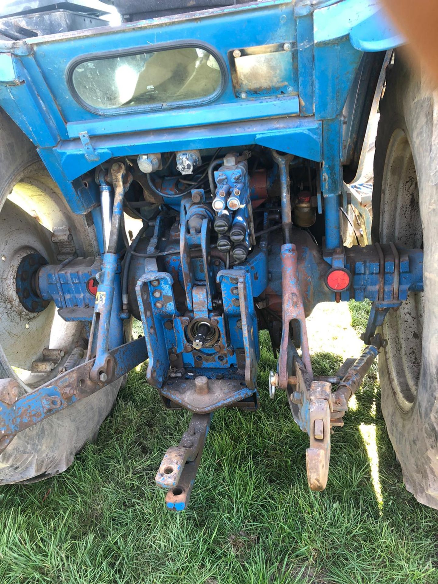 FORD 6610 4 WHEEL DRIVE TRACTOR, RUNS AND WORKS, 3 POINT LINKAGE, REAR PTO, ROAD REGISTERED WITH V5 - Image 7 of 8