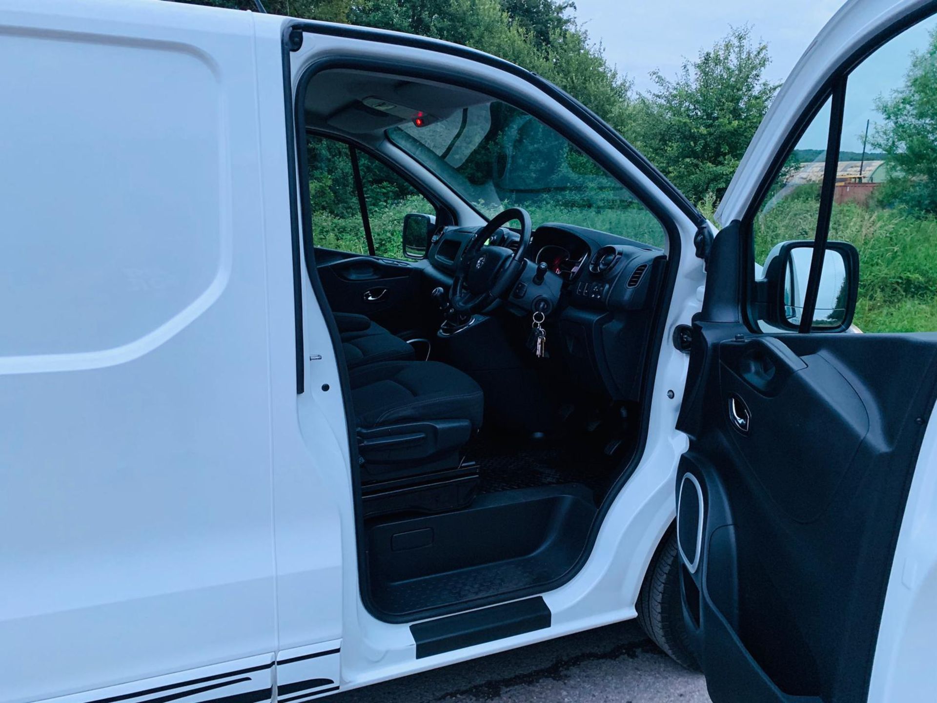 2018/18 REG VAUXHALL VIVARO L1H1 2700 SPORTIVE CDTI 1.6 PANEL VAN 120 BHP, SHOWING 0 FORMER KEEPERS - Image 11 of 21