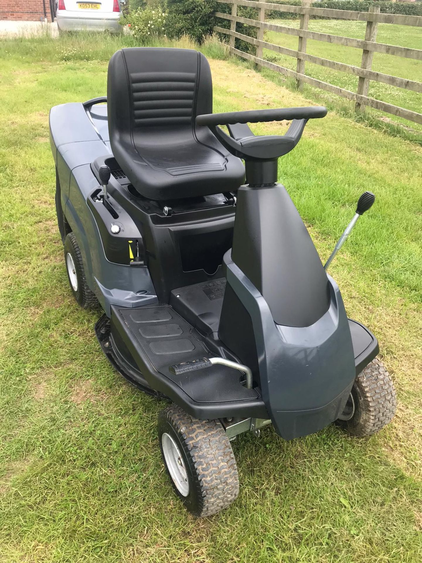 2018 MOUNT-FIELD RIDE ON LAWN MOWER, EX DEMO, RUNS, DRIVES AND CUTS *NO VAT*