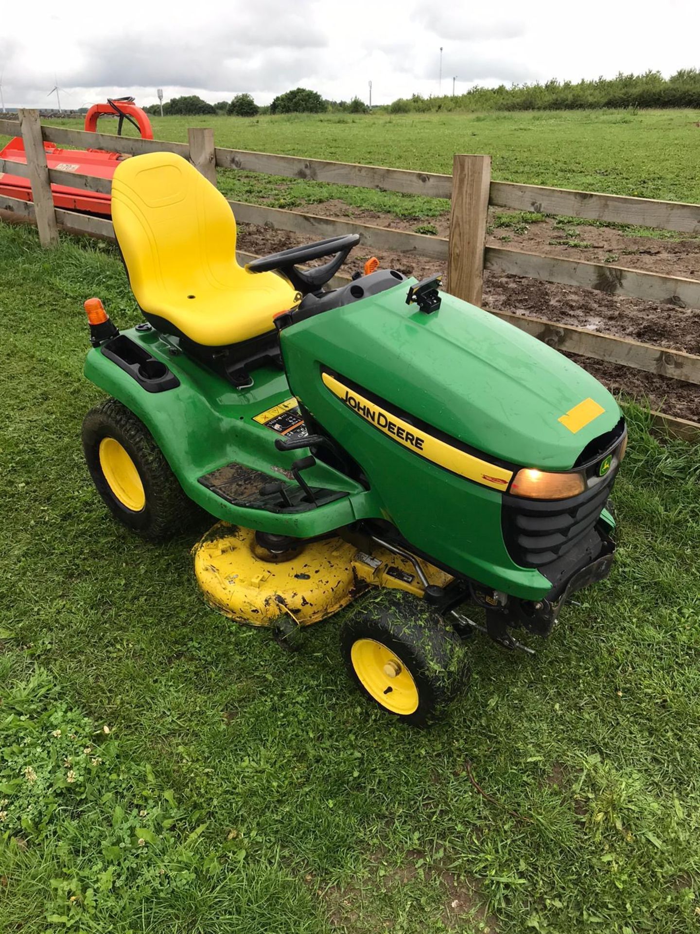 JOHN DEERE X320 RIDE ON LAWN MOWER, C/W 42" MID MOUNTED DECK, YEAR 2013, WORKING HOURS 1237 - Image 2 of 7