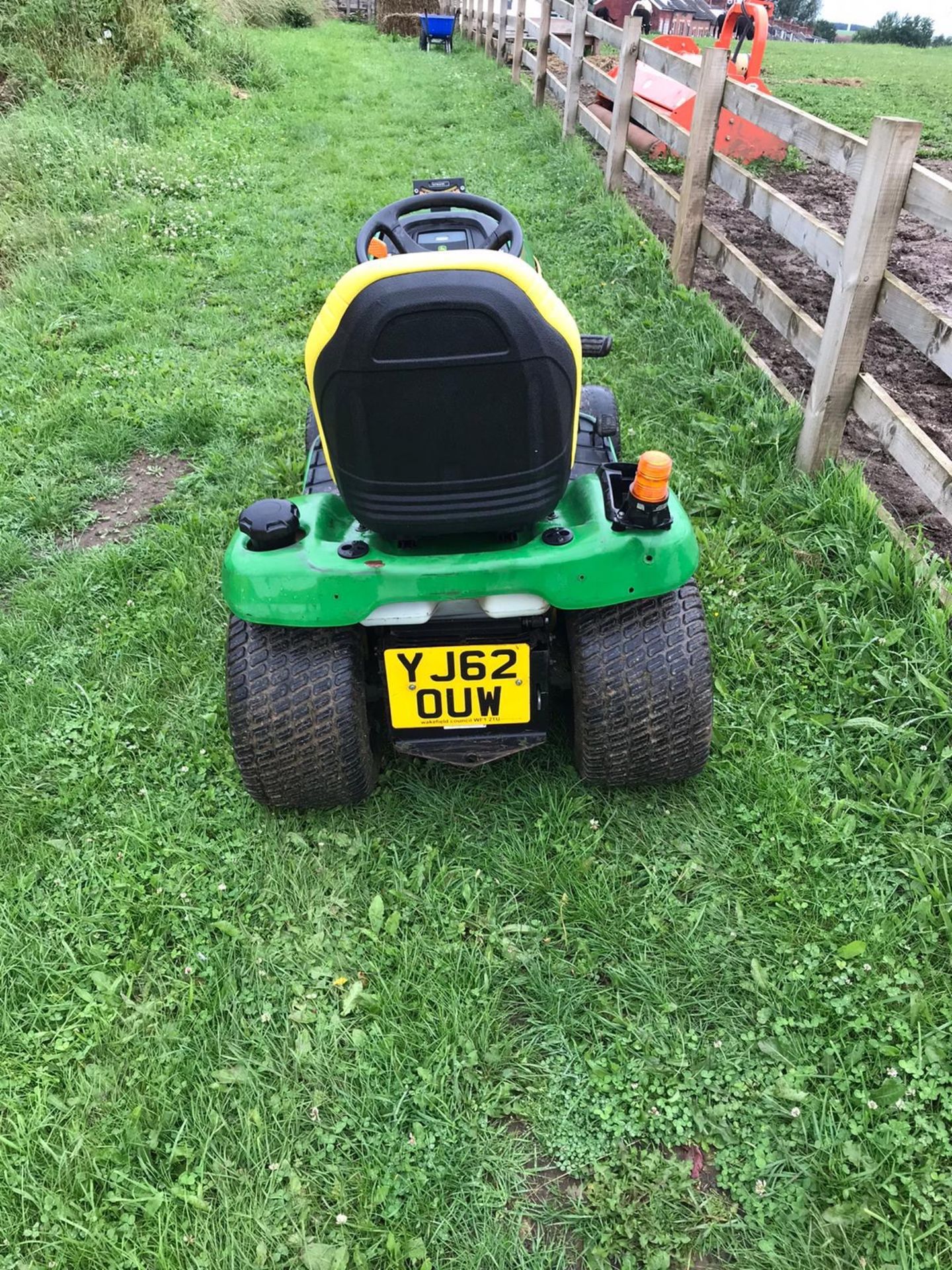JOHN DEERE X320 RIDE ON LAWN MOWER, C/W 42" MID MOUNTED DECK, YEAR 2013, WORKING HOURS 1237 - Image 3 of 7