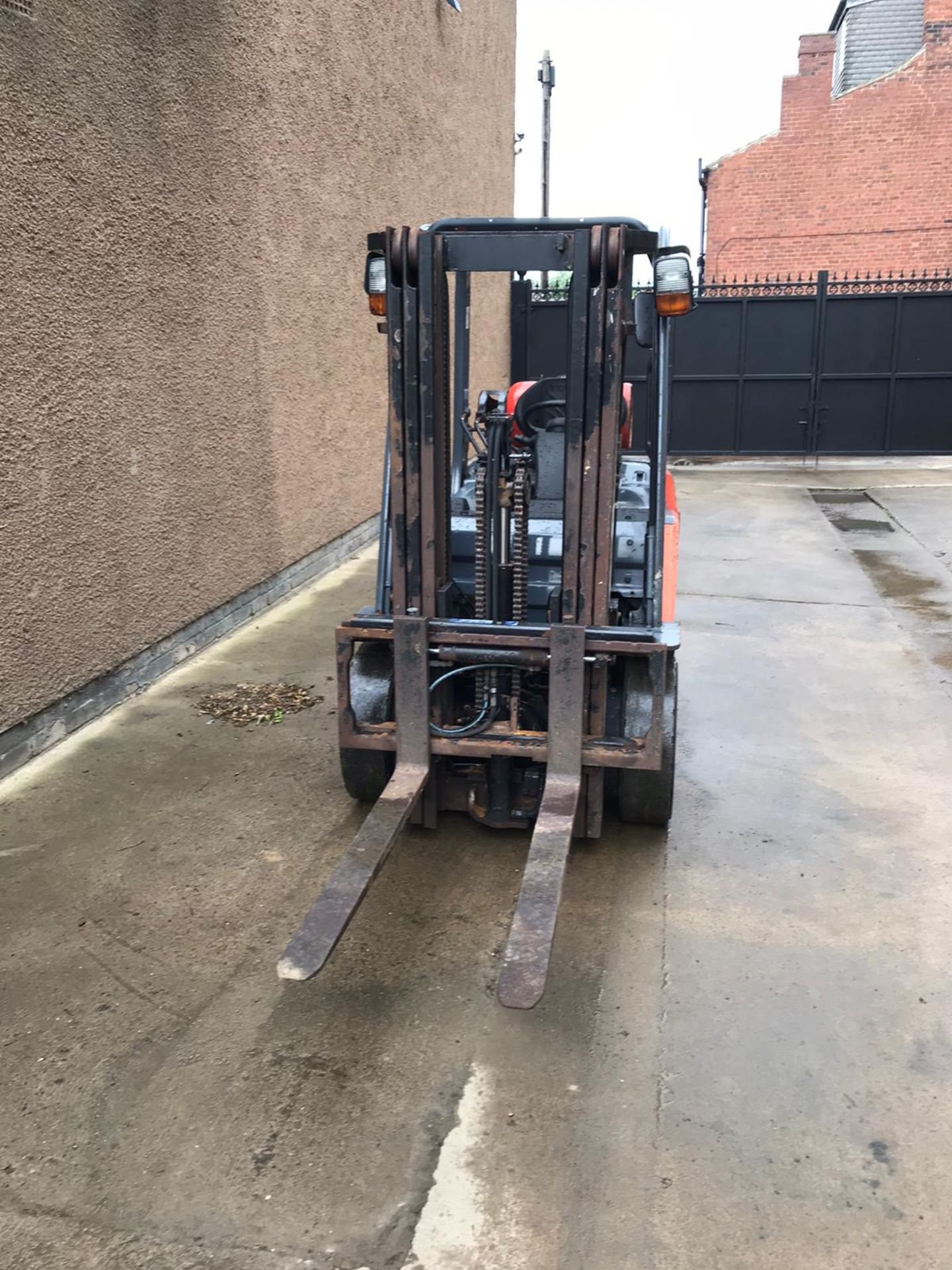 TOYOTA 2 TON GAS FORKLIFT, SERIES 8, MODEL 02-8FGFG20, CONTAINER SPEC, COUNTERBALANCE WITH SIDESHIFT - Image 2 of 7