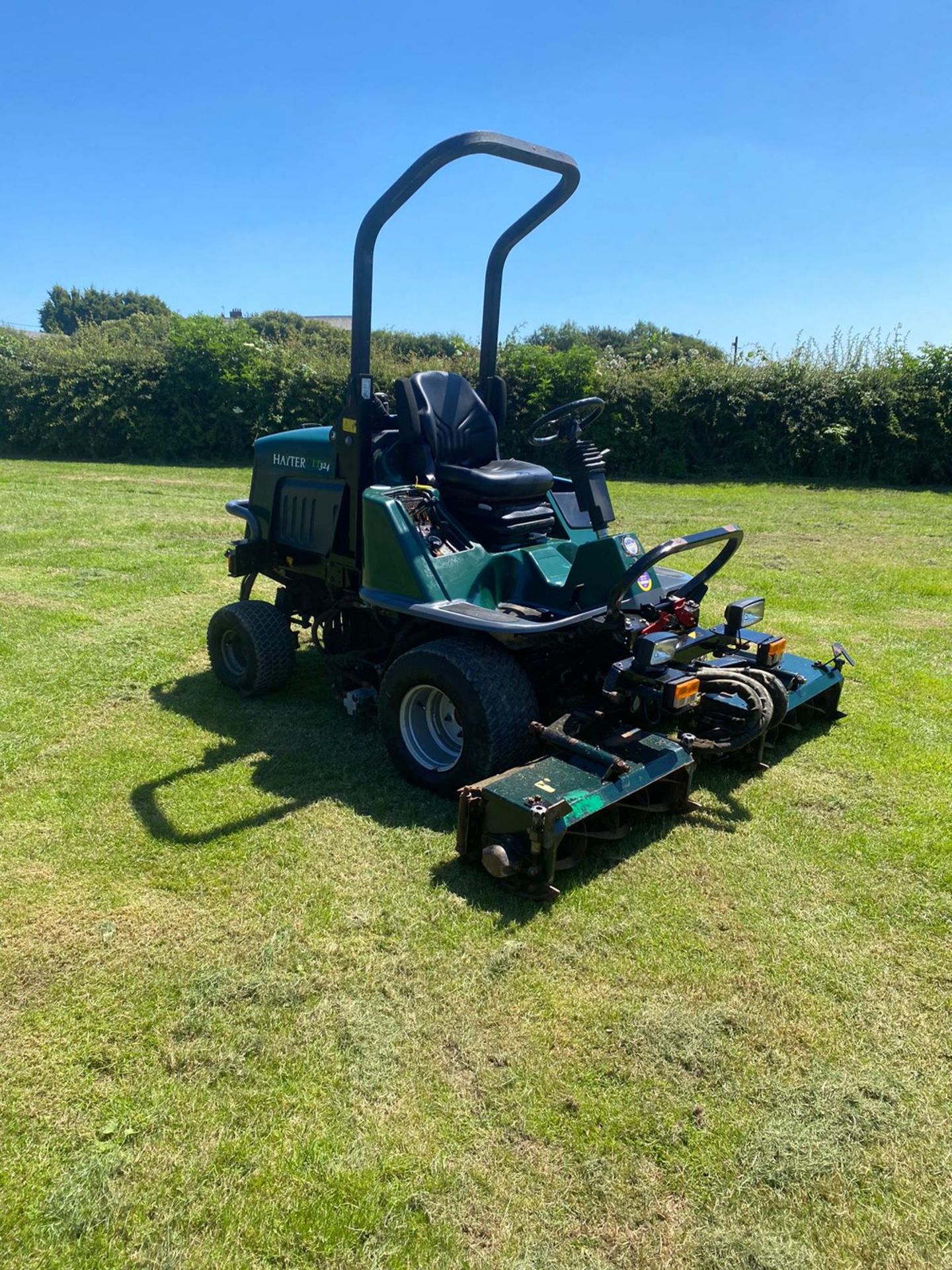 2009/09 REG HAYTER LT324 RIDE ON LAWN MOWER, 4 WHEEL DRIVE, HYDROSTATIC DRIVE *PLUS VAT* - Image 4 of 7