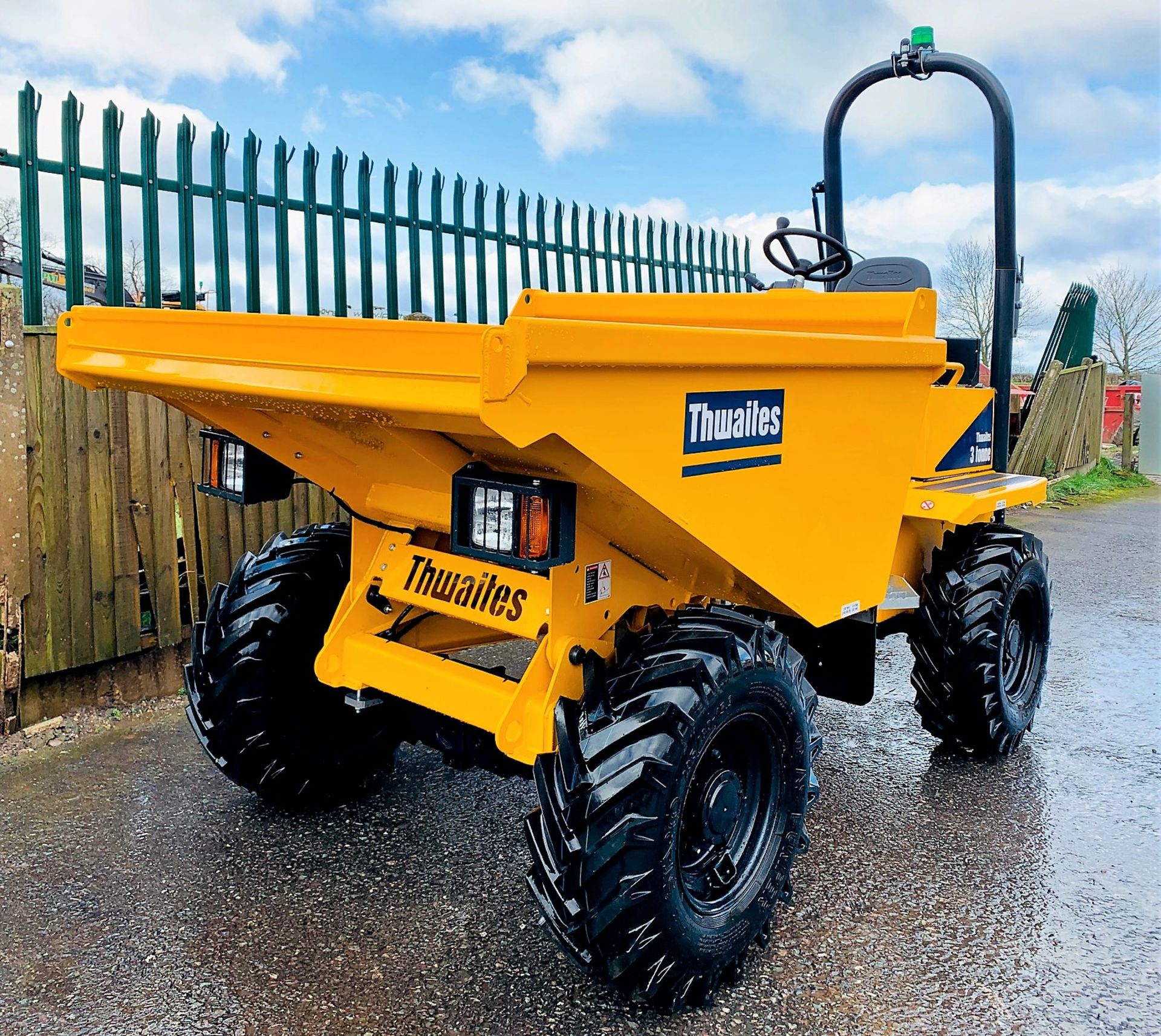 ONLY 3 HOURS! 2019 THWAITES 3 TONNE STRAIGHT TIP DUMPER, MACH 570, NEW / UNUSED, ROAD LIGHTS - Image 2 of 11