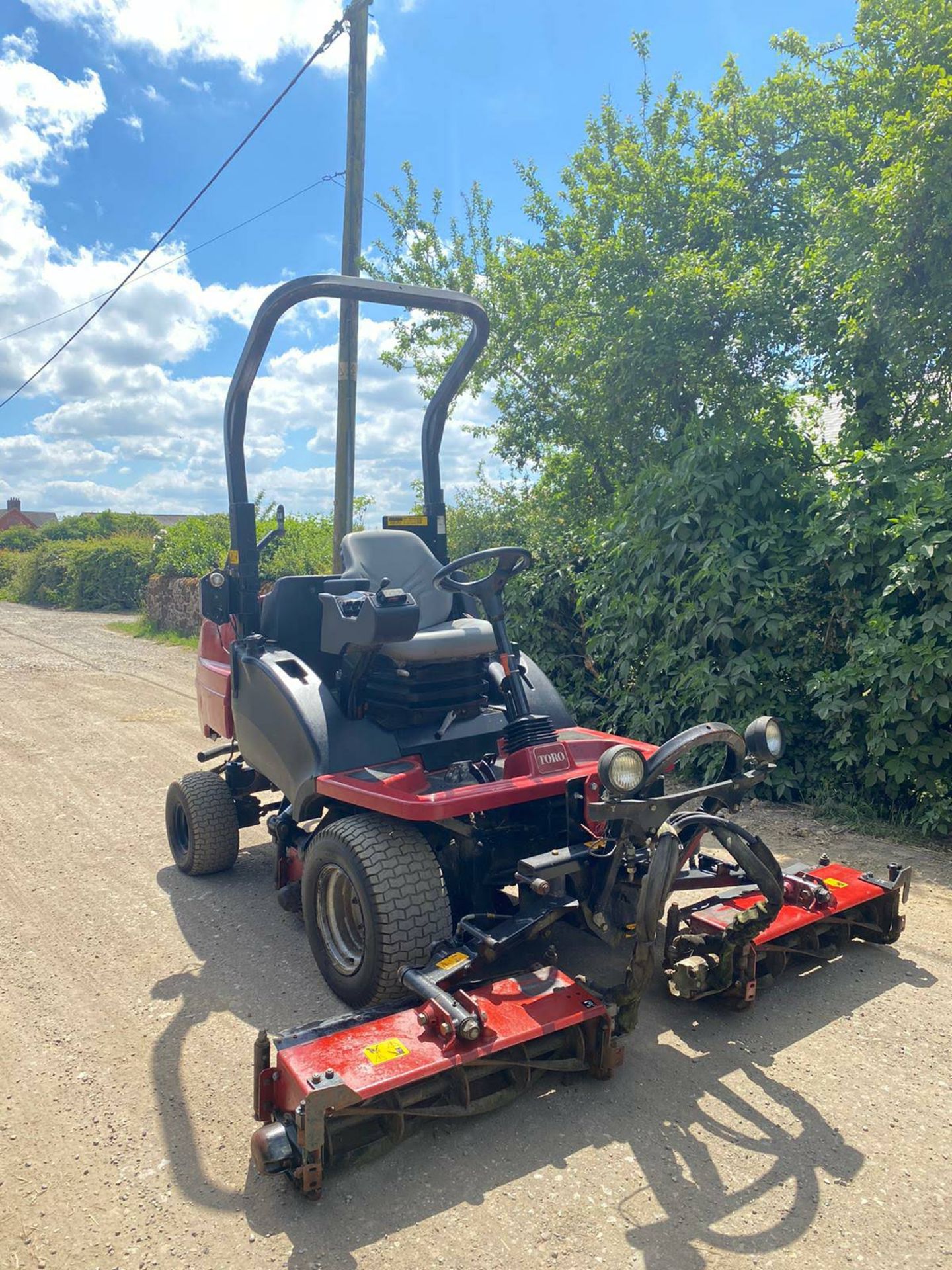 2010 TORO CT2140 RIDE ON LAWN MOWER, 4 WHEEL DRIVE, YEAR 2010, 3 CYLINDER KUBOTA DIESEL ENGINE