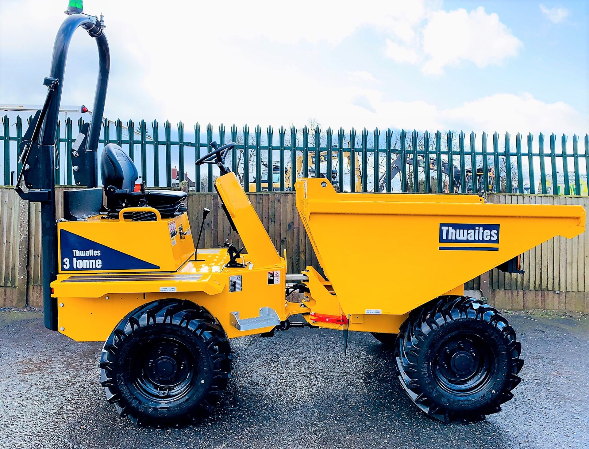 ONLY 3 HOURS! 2019 THWAITES 3 TONNE STRAIGHT TIP DUMPER, MACH 570, NEW / UNUSED, ROAD LIGHTS - Image 5 of 11