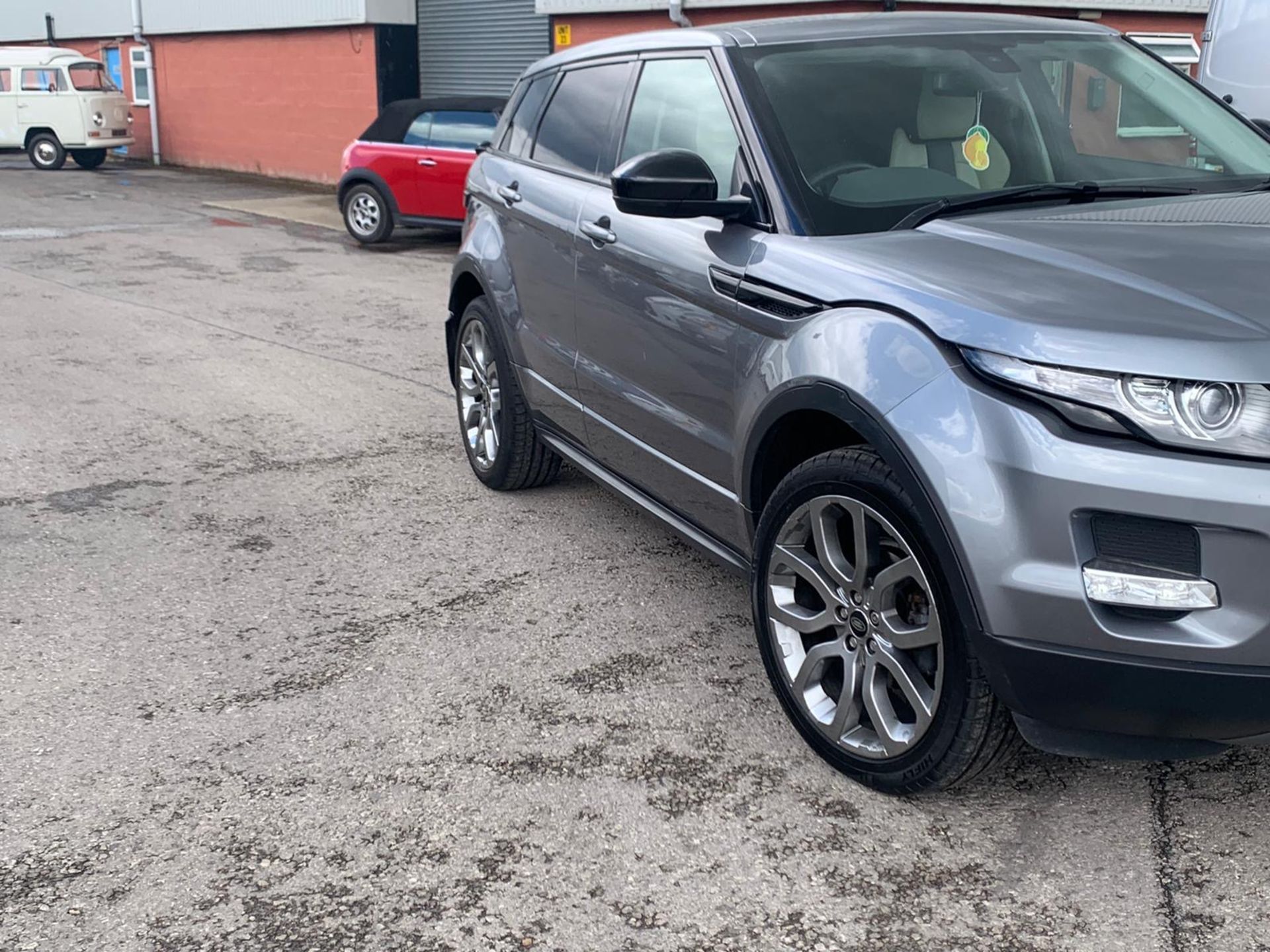 2014/14 REG LAND ROVER RANGE ROVER EVOQUE DYNAMIC S 2.2 DIESEL GREY, SHOWING 2 FORMER KEEPERS - Image 2 of 13