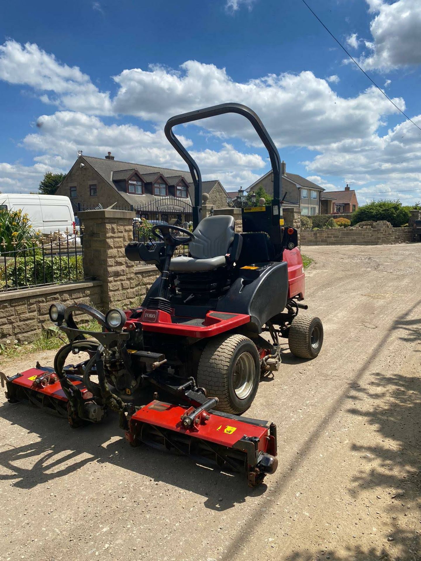 2010 TORO CT2140 RIDE ON LAWN MOWER, 4 WHEEL DRIVE, YEAR 2010, 3 CYLINDER KUBOTA DIESEL ENGINE - Image 2 of 8