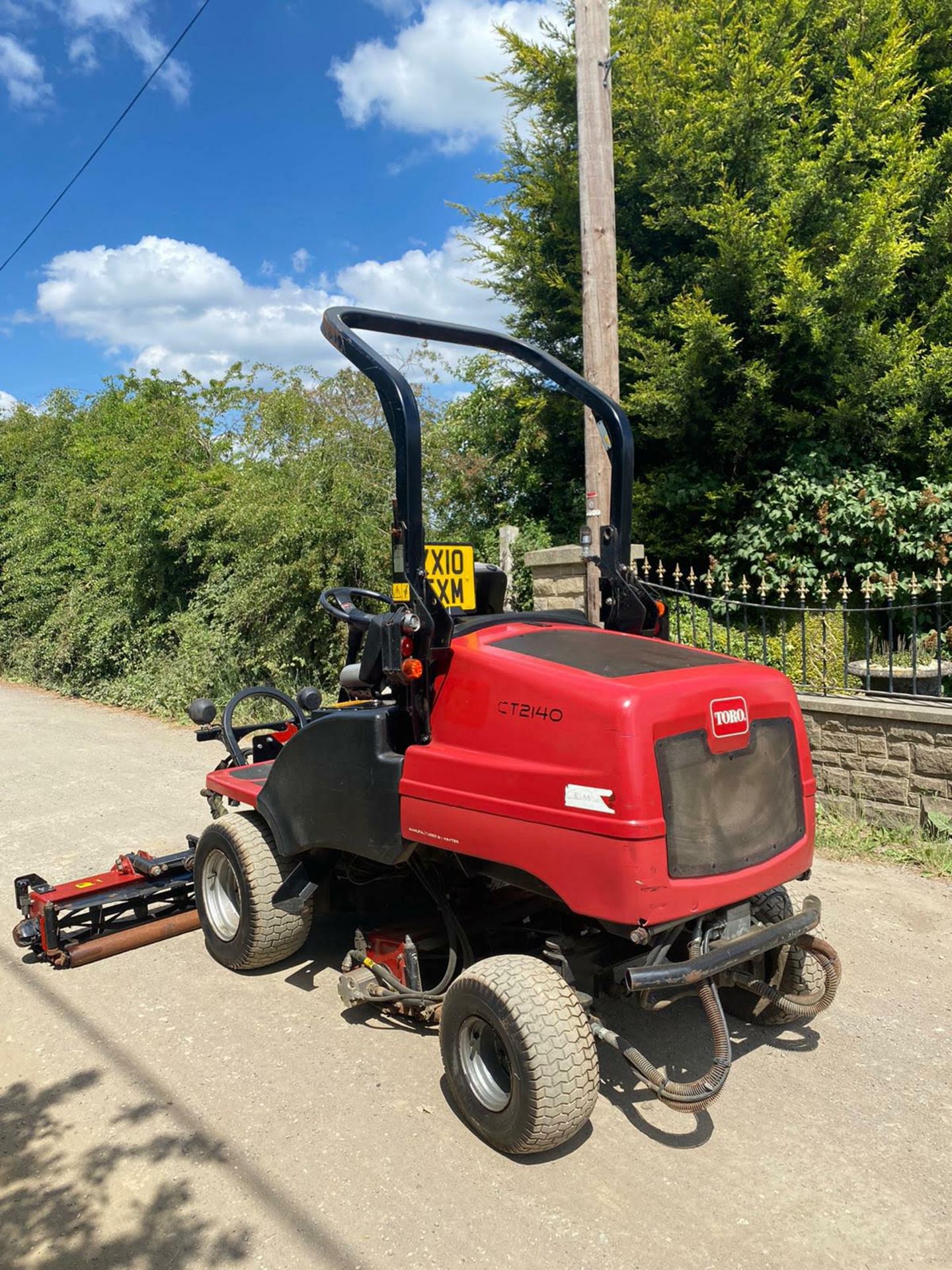 2010 TORO CT2140 RIDE ON LAWN MOWER, 4 WHEEL DRIVE, YEAR 2010, 3 CYLINDER KUBOTA DIESEL ENGINE - Image 3 of 8