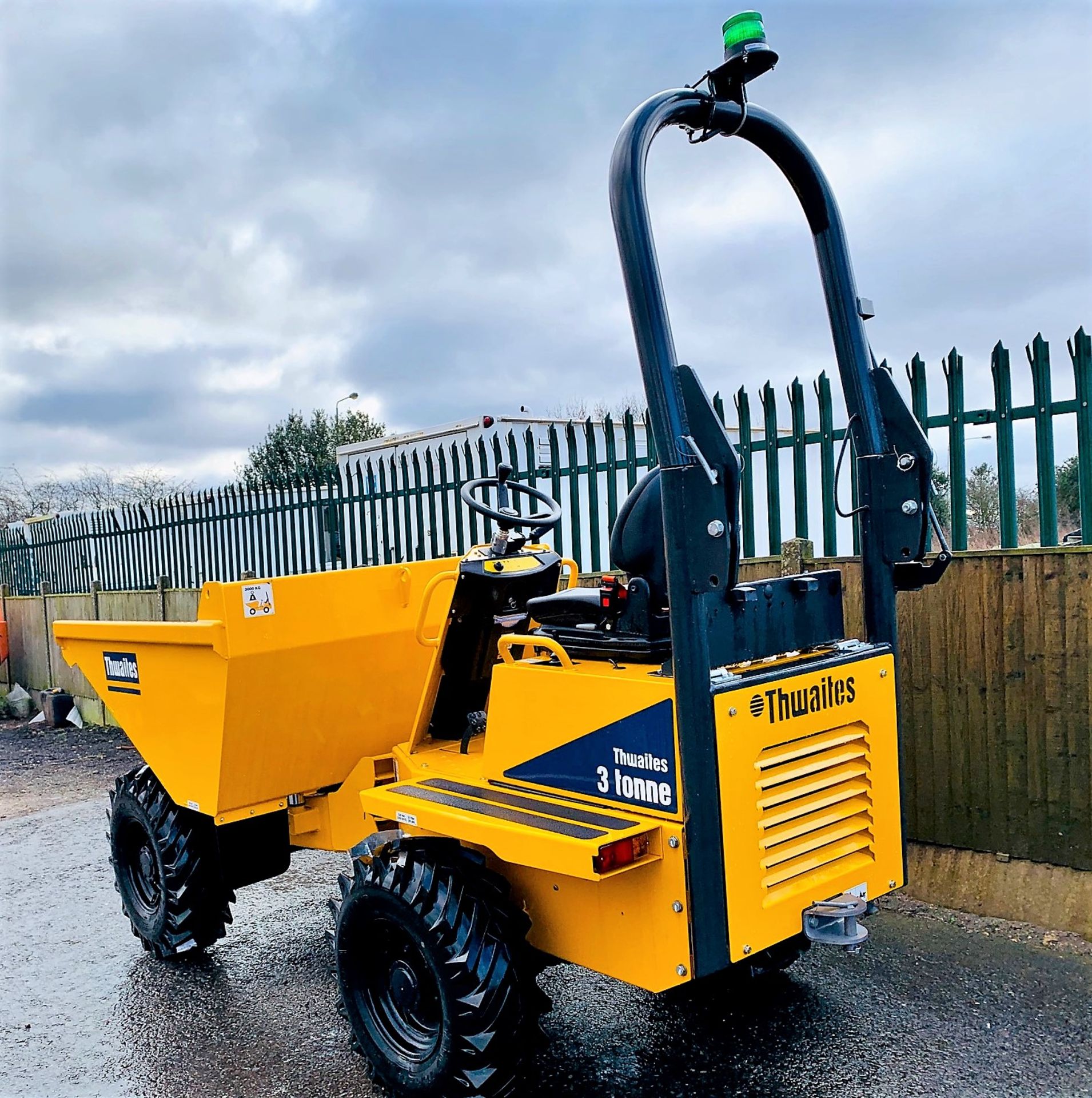 ONLY 3 HOURS! 2019 THWAITES 3 TONNE STRAIGHT TIP DUMPER, MACH 570, NEW / UNUSED, ROAD LIGHTS - Image 3 of 11