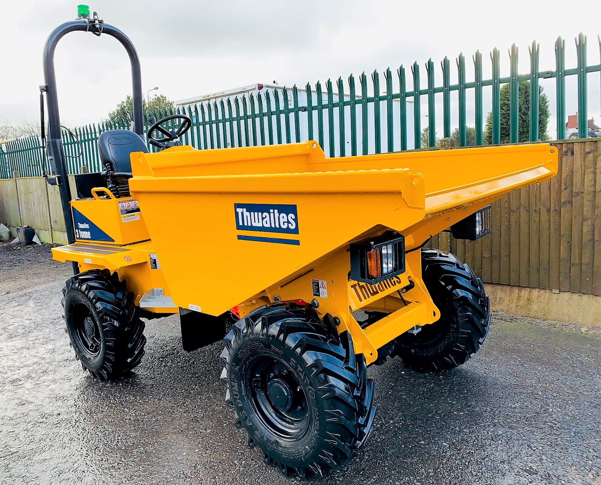 ONLY 3 HOURS! 2019 THWAITES 3 TONNE STRAIGHT TIP DUMPER, MACH 570, NEW / UNUSED, ROAD LIGHTS - Image 4 of 11
