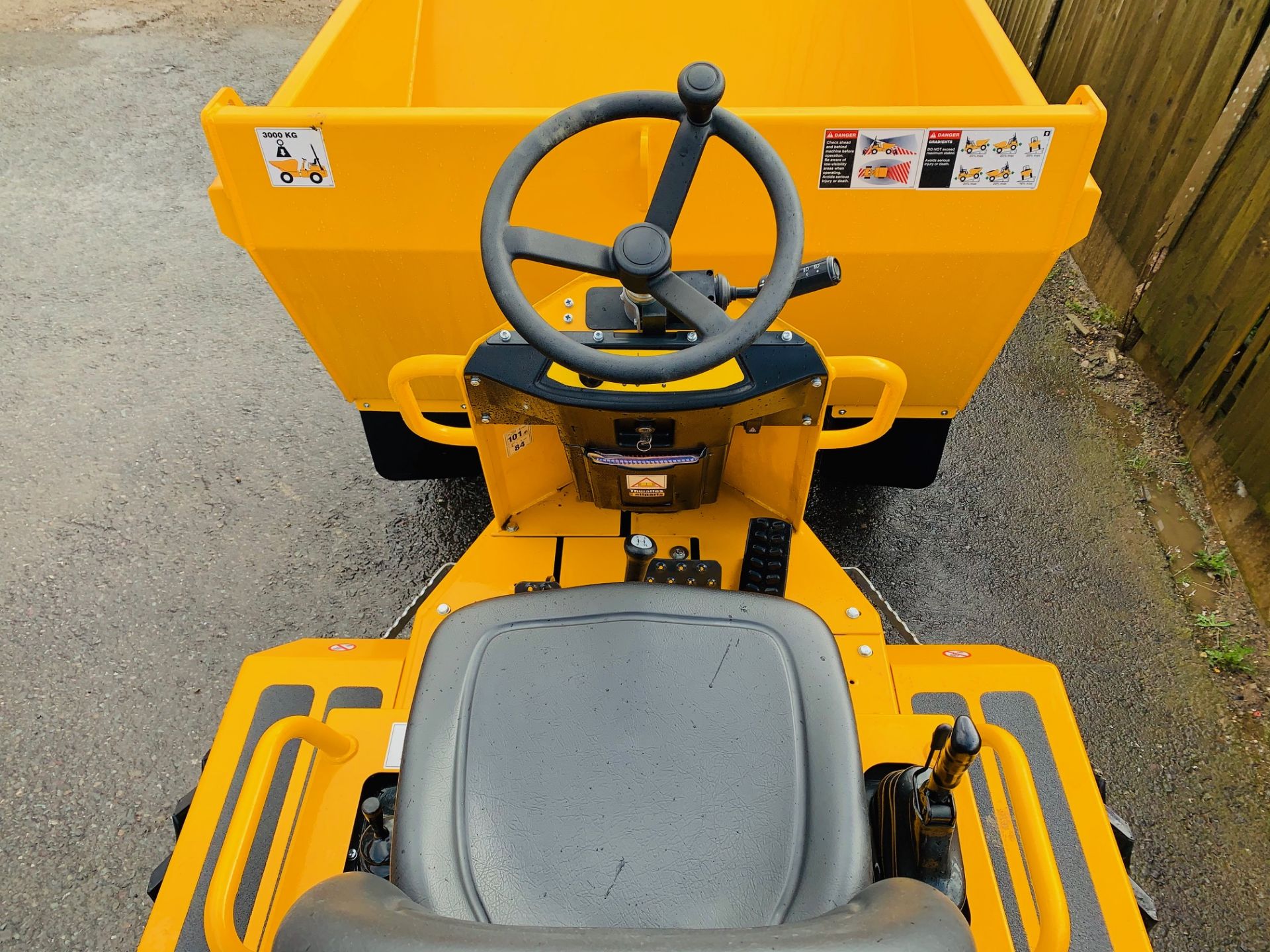 ONLY 3 HOURS! 2019 THWAITES 3 TONNE STRAIGHT TIP DUMPER, MACH 570, NEW / UNUSED, ROAD LIGHTS - Image 9 of 11