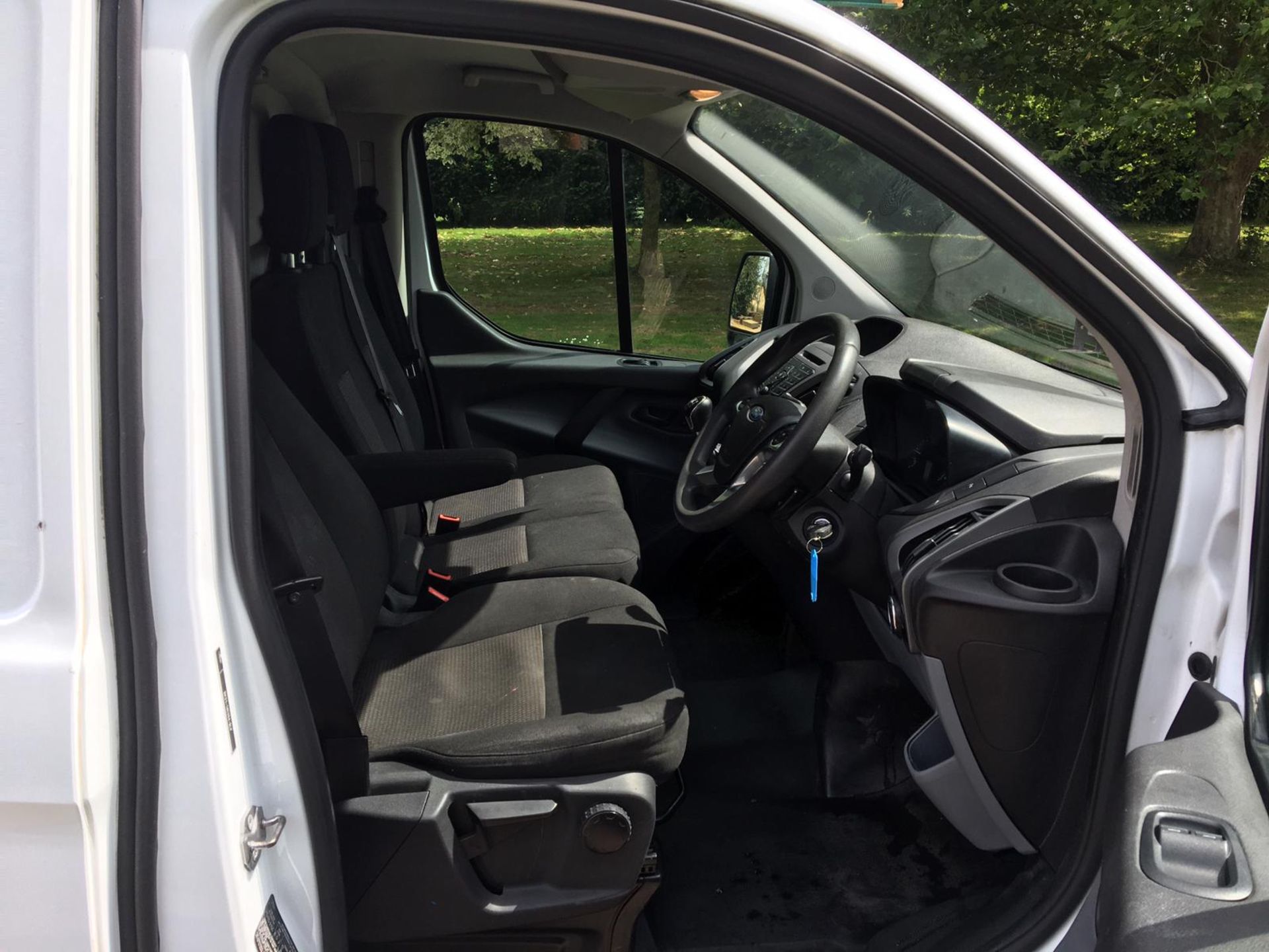 2015/15 REG FORD TRANSIT CUSTOM 270 ECO-TECH 2.2 DIESEL WHITE PANEL VAN, SHOWING 0 FORMER KEEPERS - Image 11 of 13