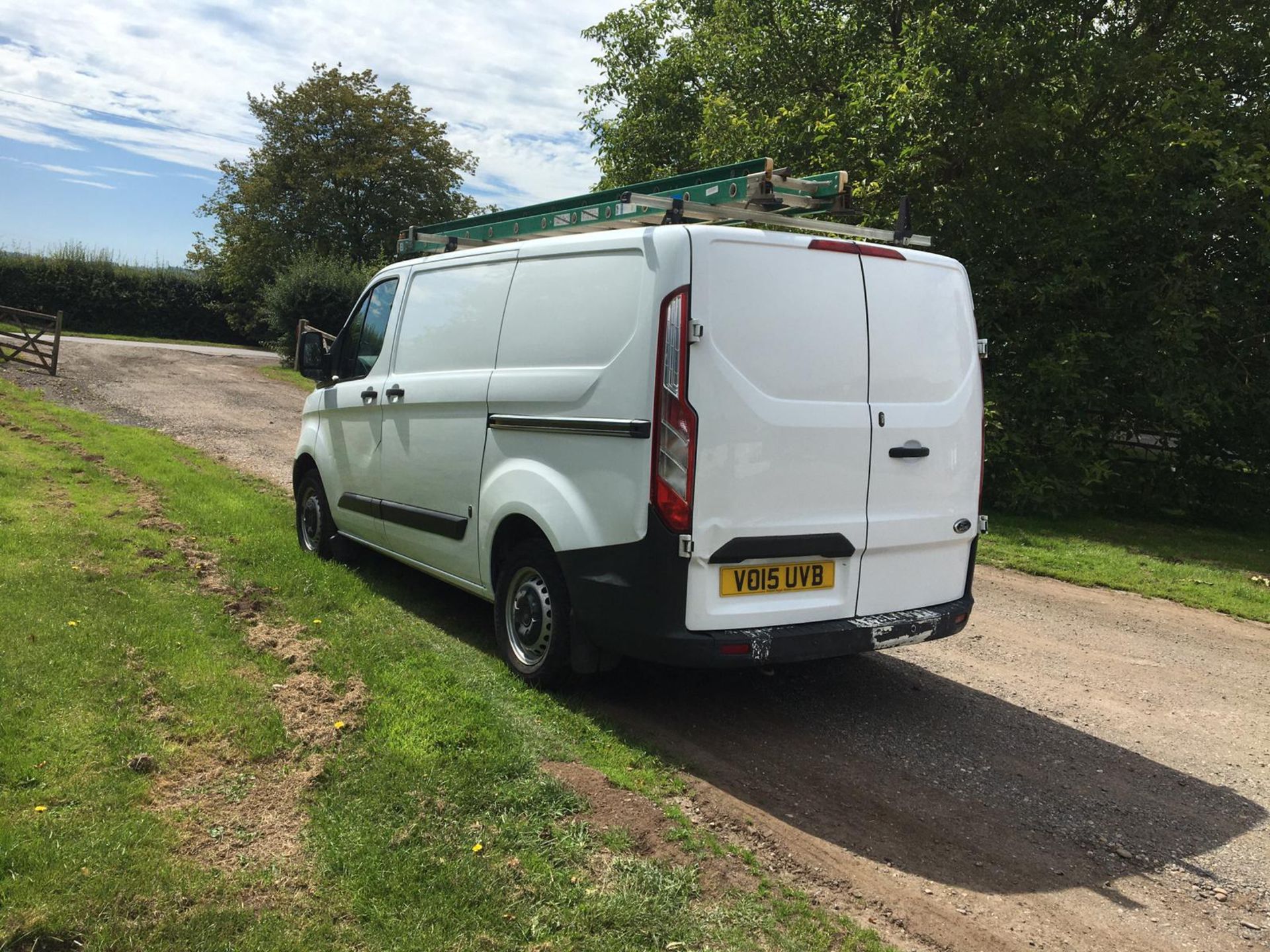 2015/15 REG FORD TRANSIT CUSTOM 270 ECO-TECH 2.2 DIESEL WHITE PANEL VAN, SHOWING 0 FORMER KEEPERS - Image 3 of 13