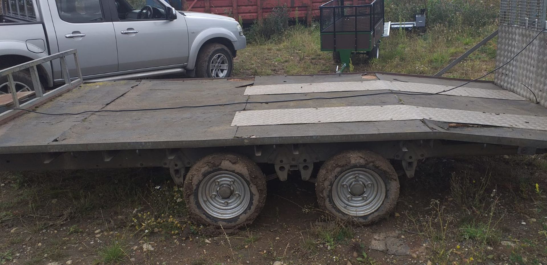 TWIN AXLE TOWABLE FLATBED WOOD TRAILER WITH REAR RAMP AND STORAGE BOX AT THE FRONT *NO VAT* - Image 3 of 5