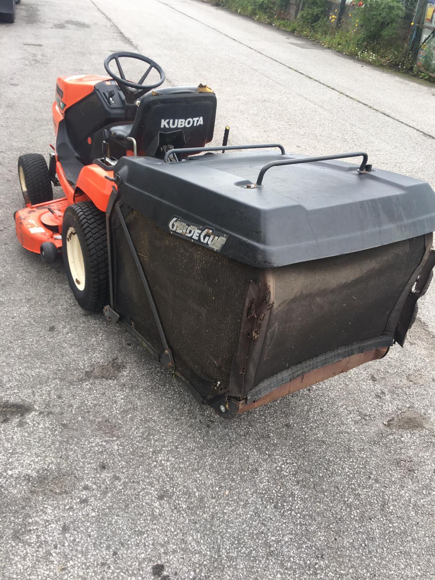 KUBOTA G18 POWER STEERING GLIDE CUT ORANGE RIDE ON LAWN MOWER, C/W REAR GRASS COLLECTOR *NO VAT* - Image 5 of 20