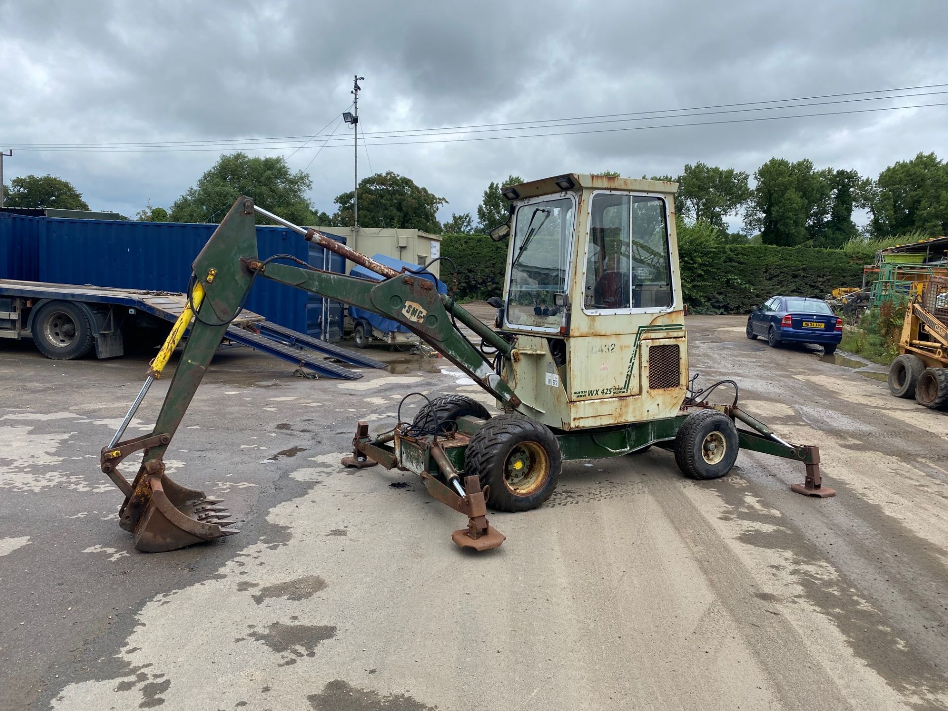 SMC 2.5 WHEELED MINI DIGGER, PIPED FOR BREAKER, FULL HEATER CAB, DOOR HINGE BROKEN BUT IS PRESENT - Image 4 of 4