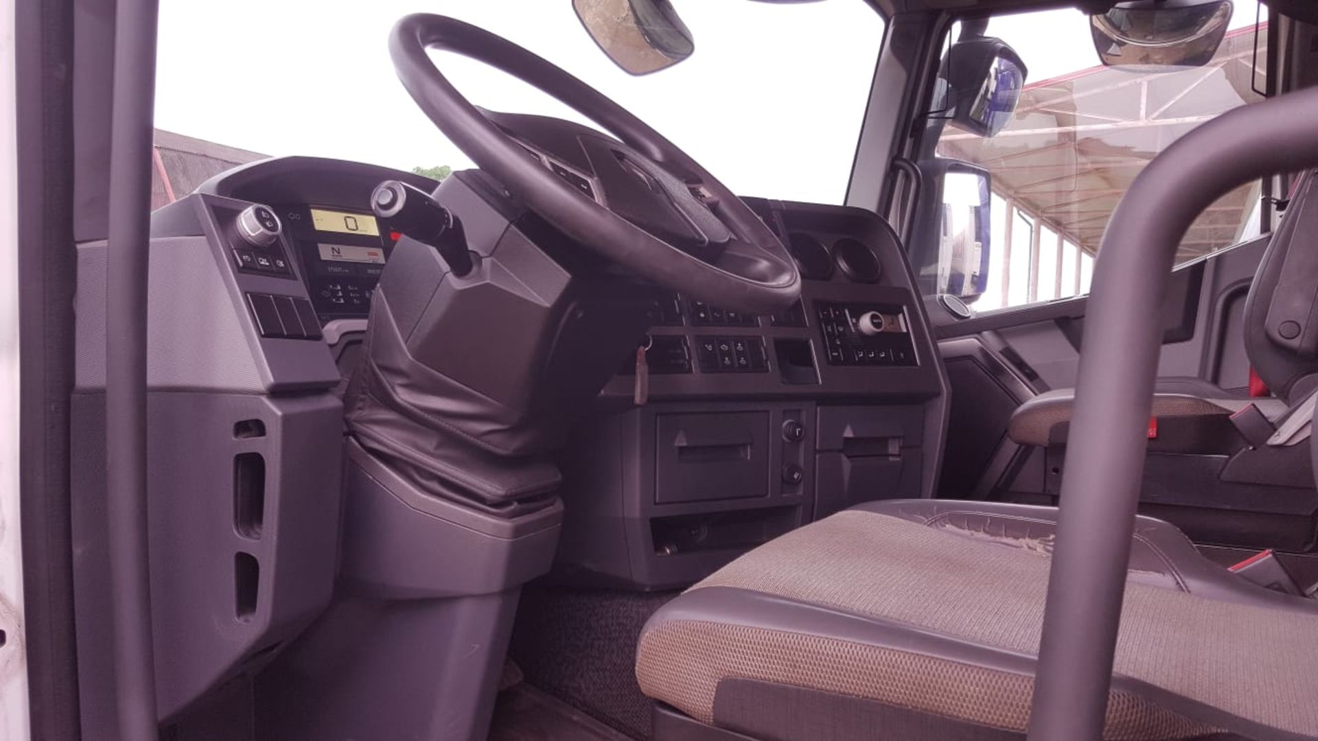 2014/14 REG RENAULT TRUCKS T T460.26 6X2 TML LHD WHITE DIESEL TRACTOR UNIT, SHOWING 1 FORMER KEEPER - Image 8 of 11