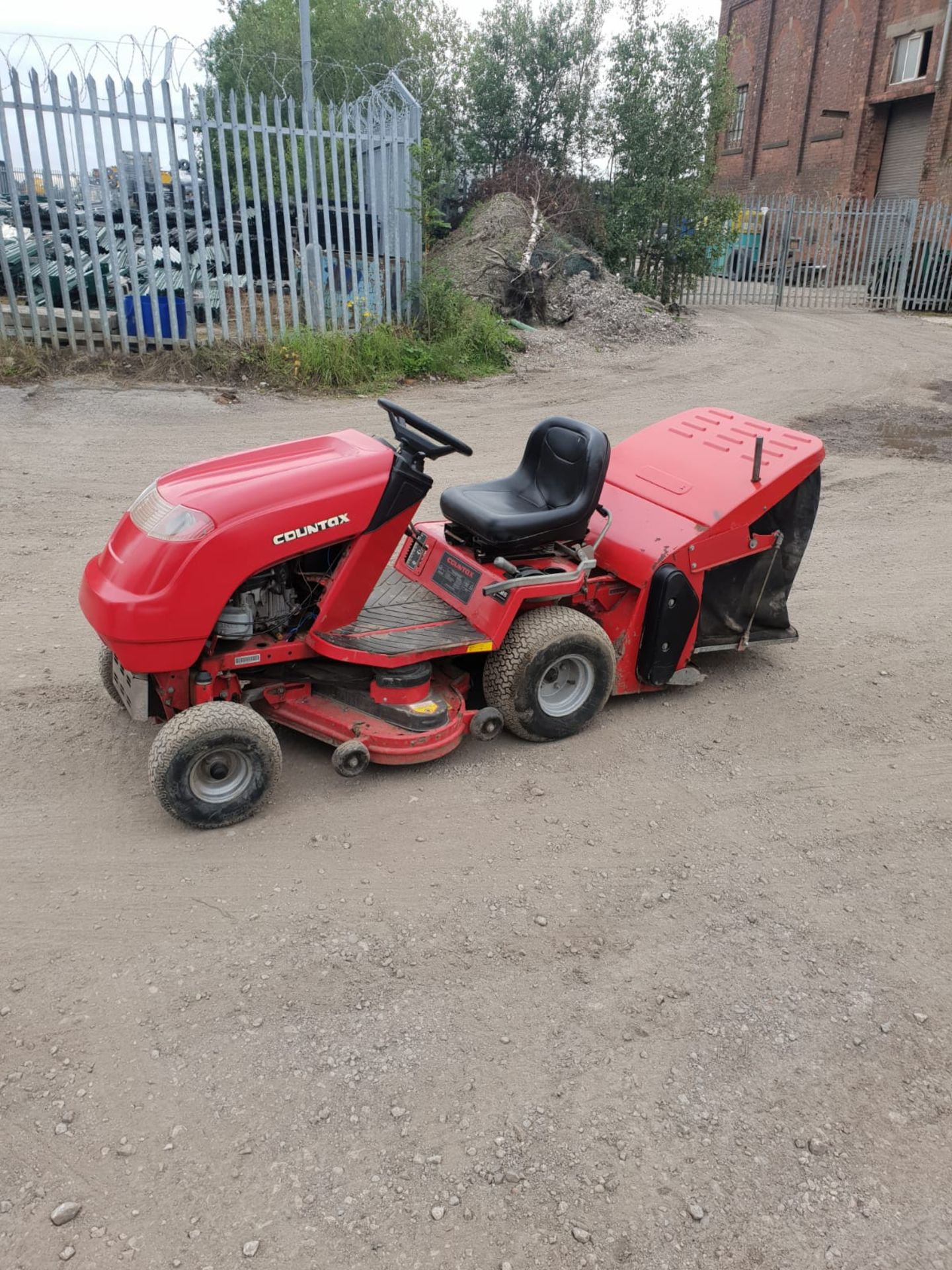 COUNTAX 14HP V TWIN RIDE ON LAWN MOWER, RUNS, DRIVES AND SWEEPS, ALL WORKS *NO VAT* - Image 3 of 6