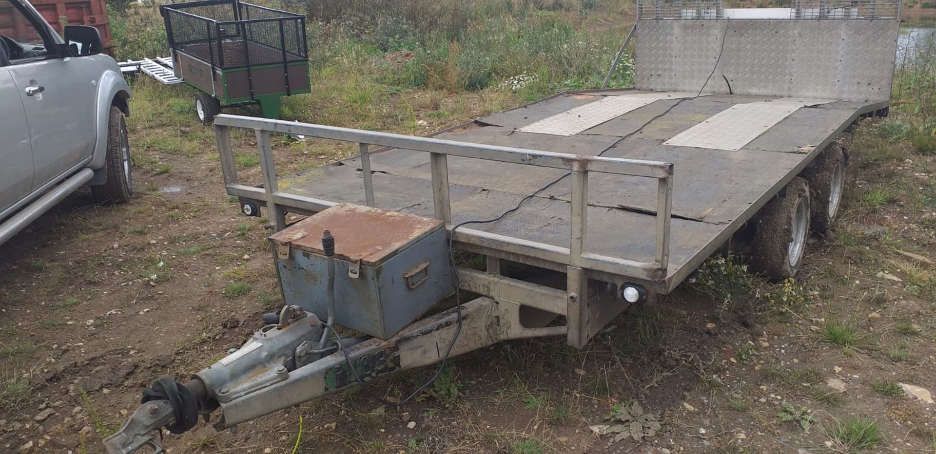 TWIN AXLE TOWABLE FLATBED WOOD TRAILER WITH REAR RAMP AND STORAGE BOX AT THE FRONT *NO VAT* - Image 4 of 5