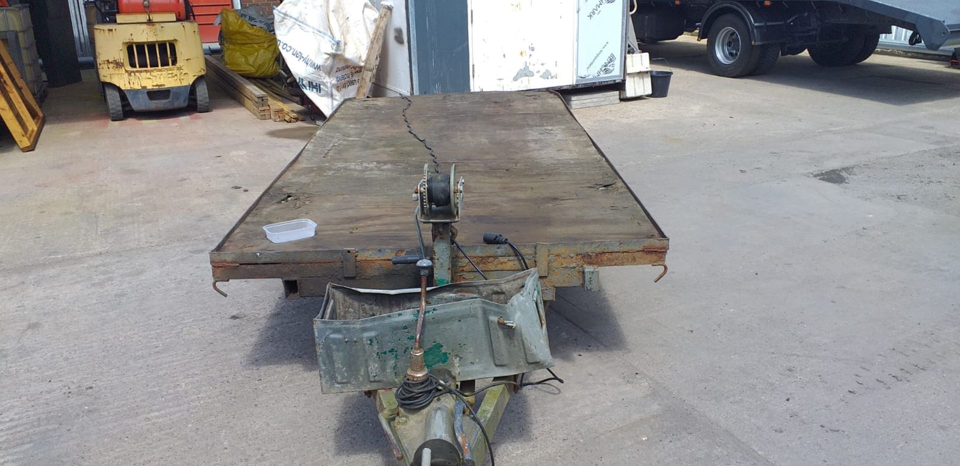 TOW-ABLE TWIN AXLE FLATBED TRAILER C/W WINCH AND JOCKEY WHEEL 5FT X 12FT BED *NO VAT* - Image 3 of 12