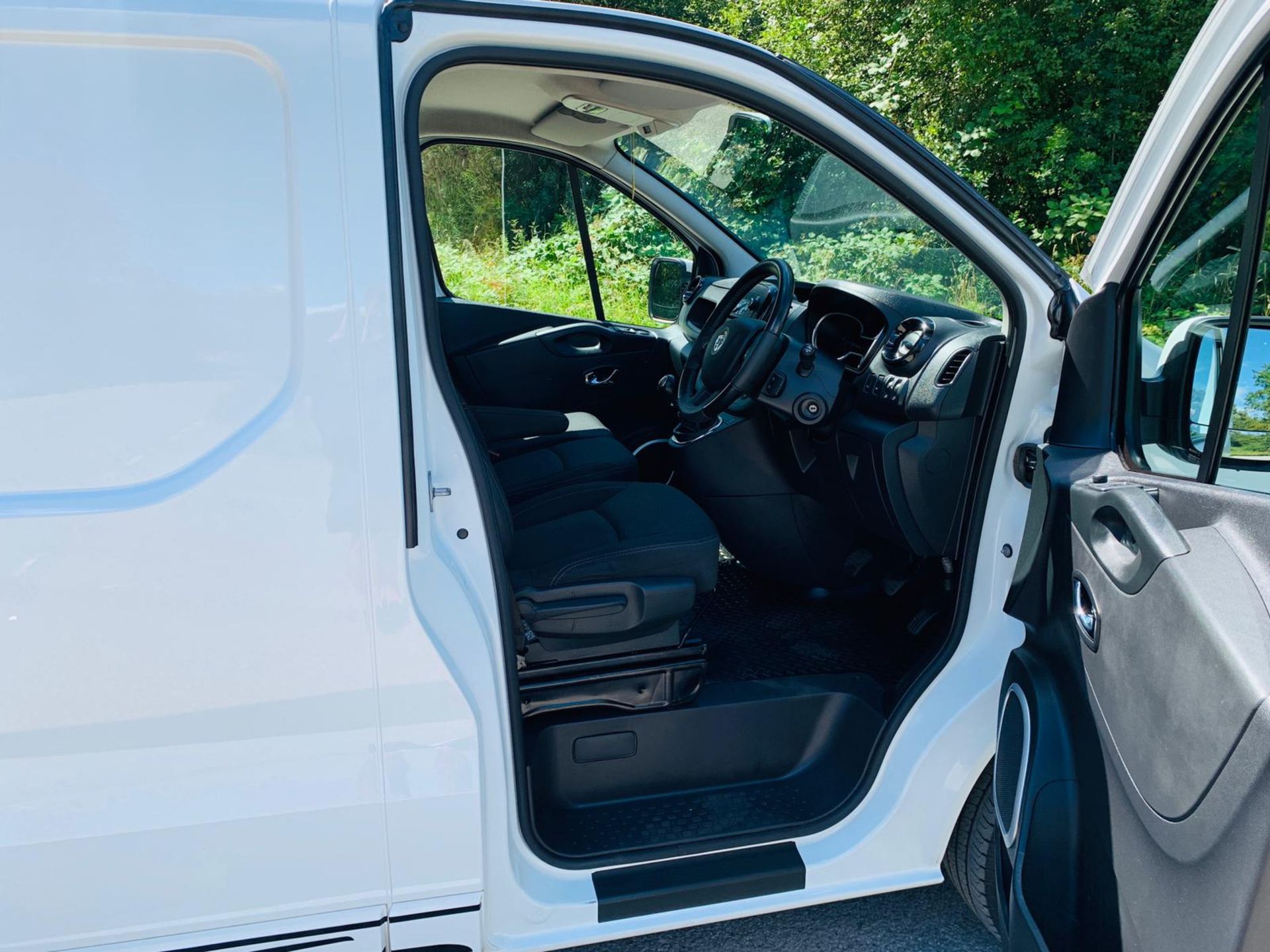 2018/18 REG VAUXHALL VIVARO L1H1 2700 SPORTIVE CDTI 1.6 PANEL VAN 120 BHP, SHOWING 0 FORMER KEEPERS - Image 19 of 23