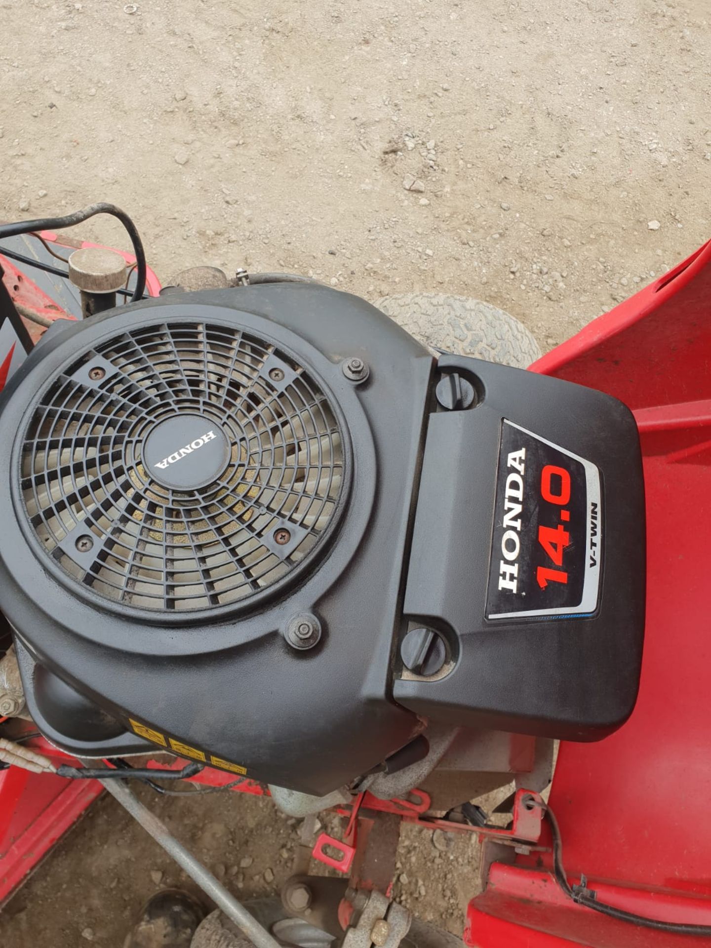 COUNTAX 14HP V TWIN RIDE ON LAWN MOWER, RUNS, DRIVES AND SWEEPS, ALL WORKS *NO VAT* - Image 4 of 6