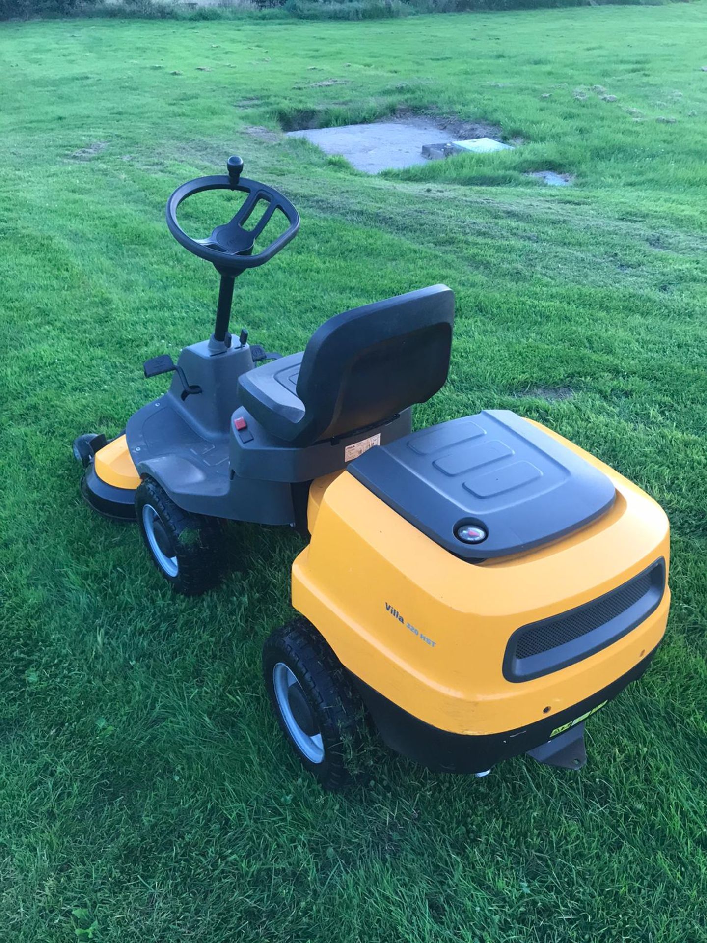 2015 STIGA VILLA 320HST OUTFRONT RIDE ON LAWN MOWER, PIVOT STEERED, RUNS, DRIVES AND CUTS *NO VAT* - Image 3 of 5