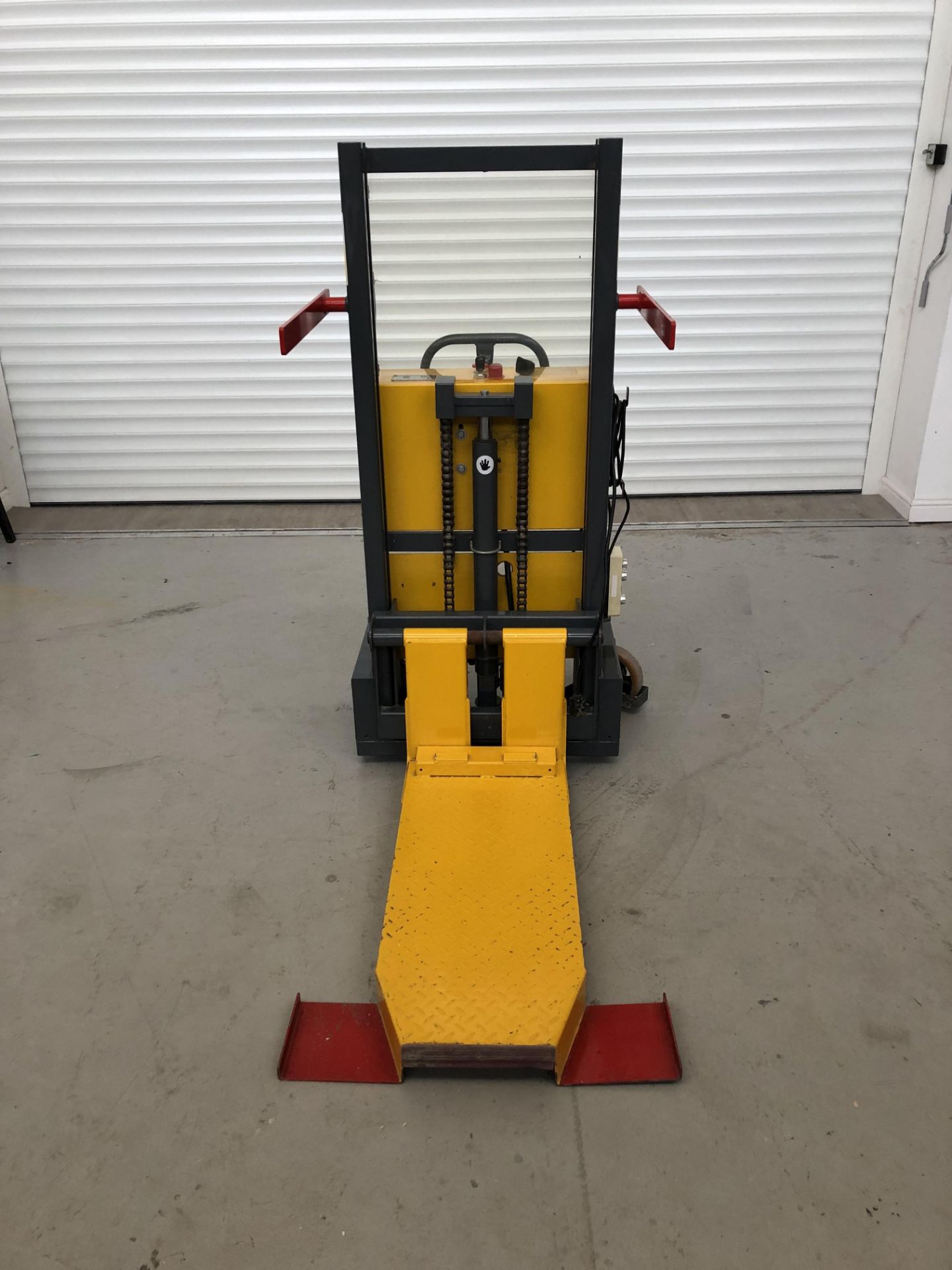 THIS FORKLIFT HAS A CAPACITY OF 250KG & WILL LIFT TO A HEIGHT OF 1M, FULL WORKING ORDER *PLUS VAT* - Image 4 of 5