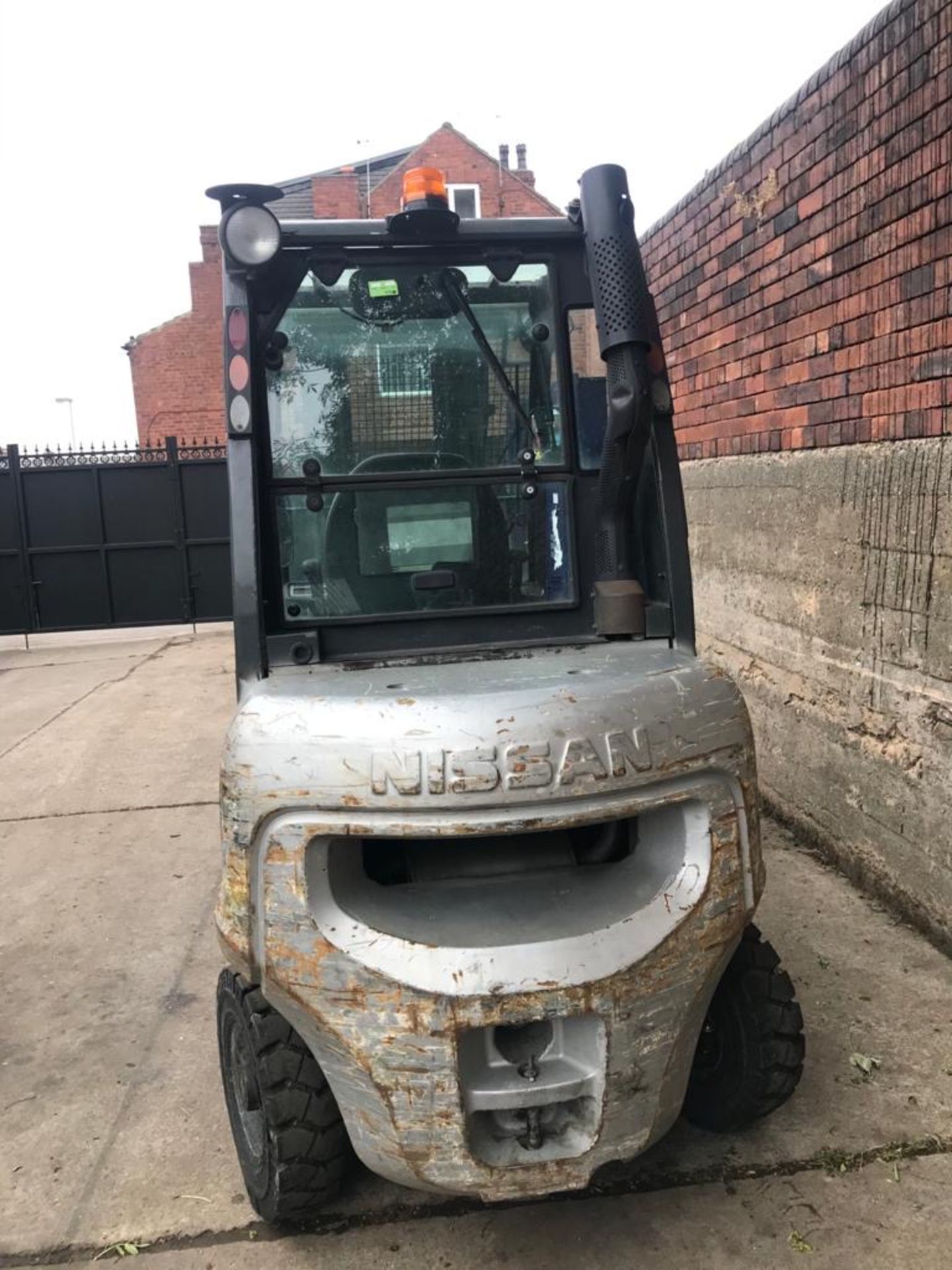 2008 NISSAN 2.5 TON FORKLIFT, NISSAN DIESEL ENGINE, TRIPLE MAST, 3 LIFT MAST, RUNS, DRIVES & LIFTS - Image 3 of 15