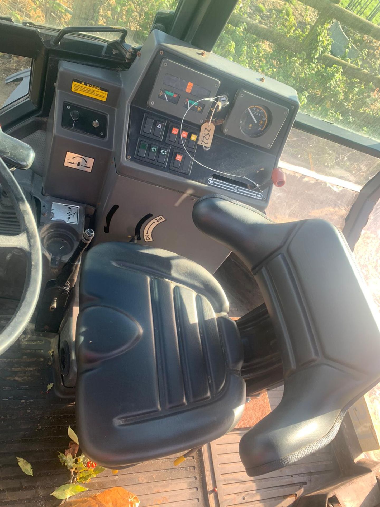 FORD NEW HOLLAND 655 TURBO DIESEL TRACTOR FULL GLASS CAB, C/W LOADER, YEAR 1994 *PLUS VAT* - Image 9 of 11