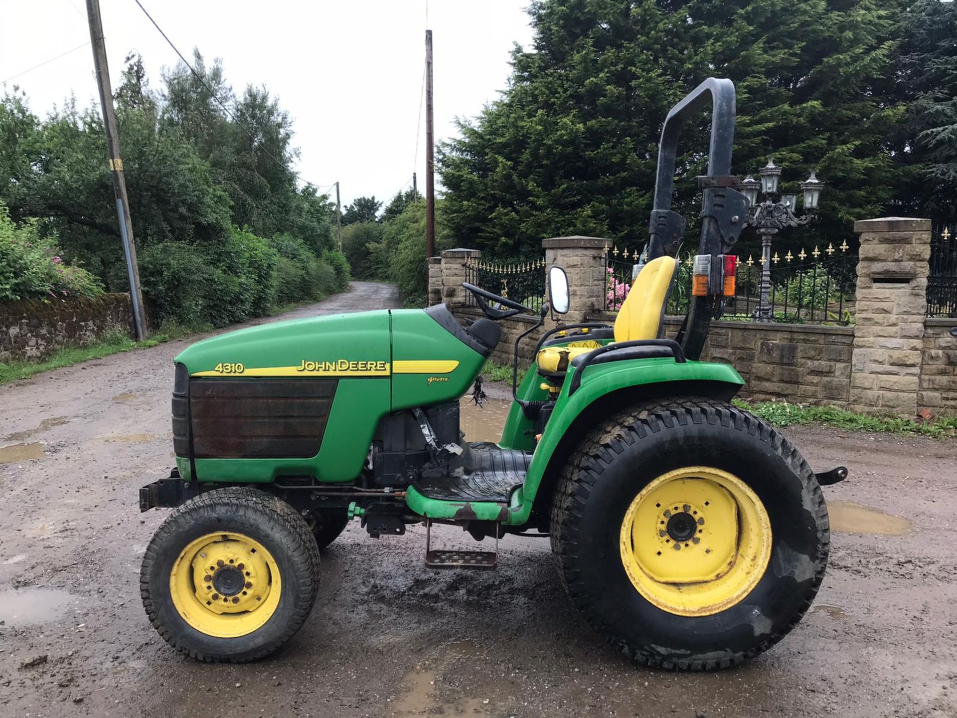 JOHN DEERE 4310 COMPACT TRACTOR WITH ROLL BAR, RUNS AND DRIVES *PLUS VAT* - Image 4 of 4