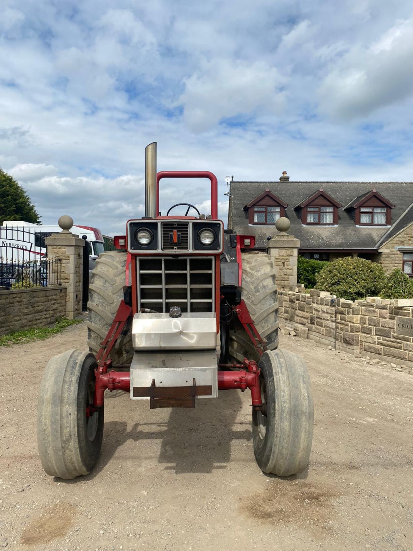 CASE INTERNATIONAL 1085 PULLING TRACTOR, RUNS AND WORKS *PLUS VAT* - Image 2 of 8