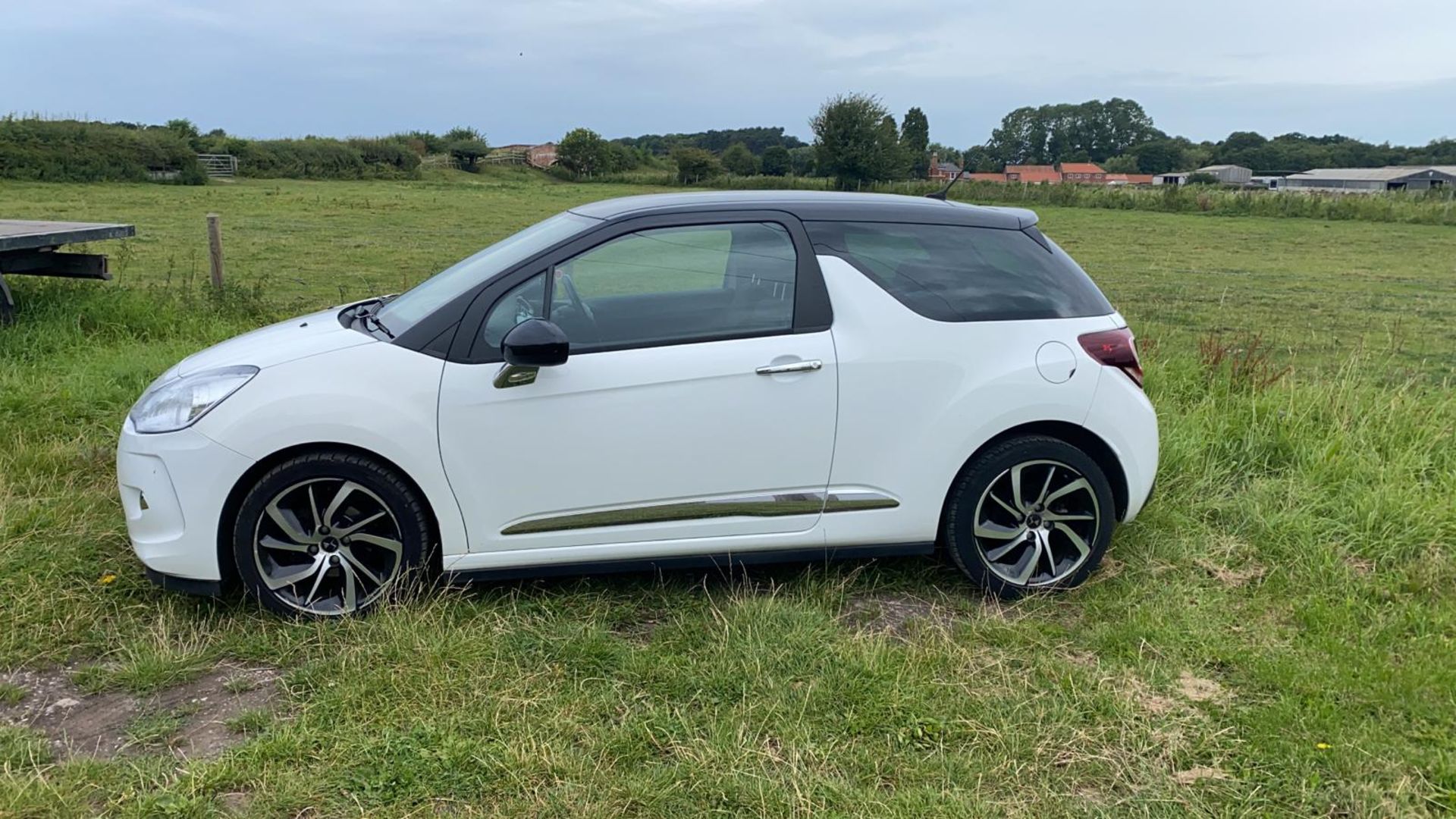 2015/65 REG CITROEN DS3 BLUEHDI DSTYLE PLUS 1.6 DIESEL WHITE 3DR HATCHBACK 100HP *NO VAT* - Image 4 of 10