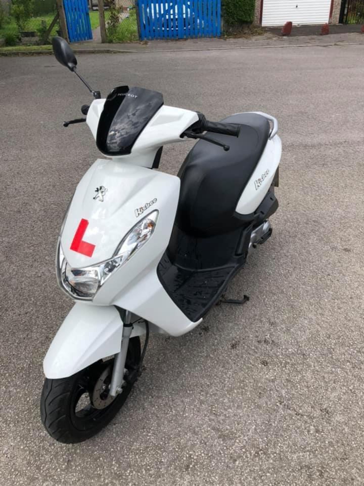 2015/15 REG PEUGEOT KISBEE 50 R PETROL MOPED WHITE, SHOWING 0 FORMER KEEPERS *NO VAT* - Image 2 of 4