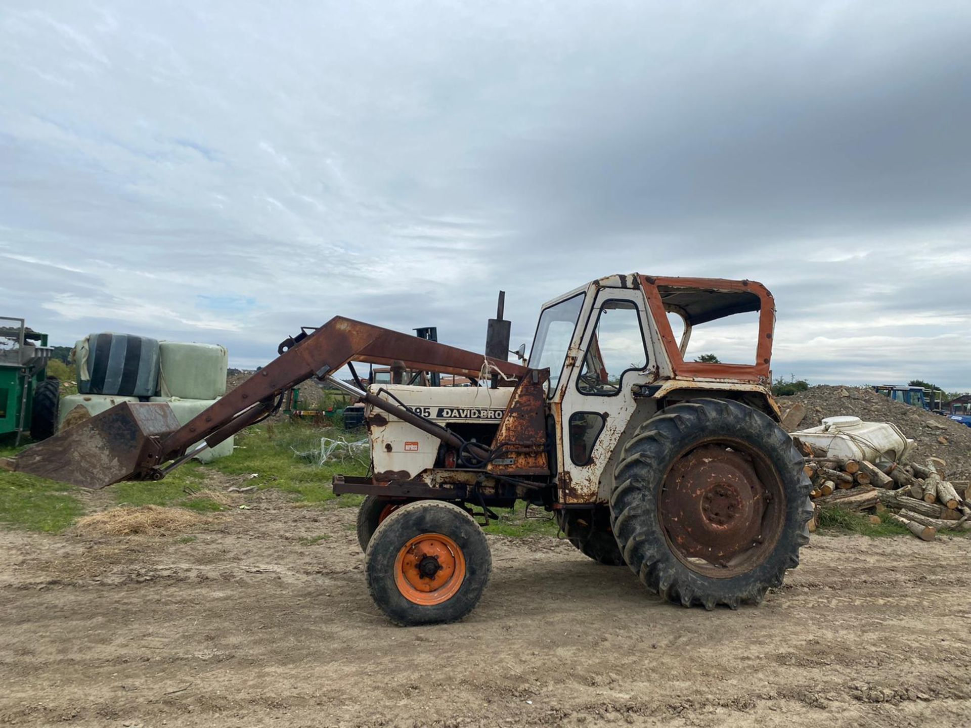 DAVID BROWN 995 LOADER TRACTOR, RUNS AND DRIVES, SHOWING 3649 HOURS *NO VAT*