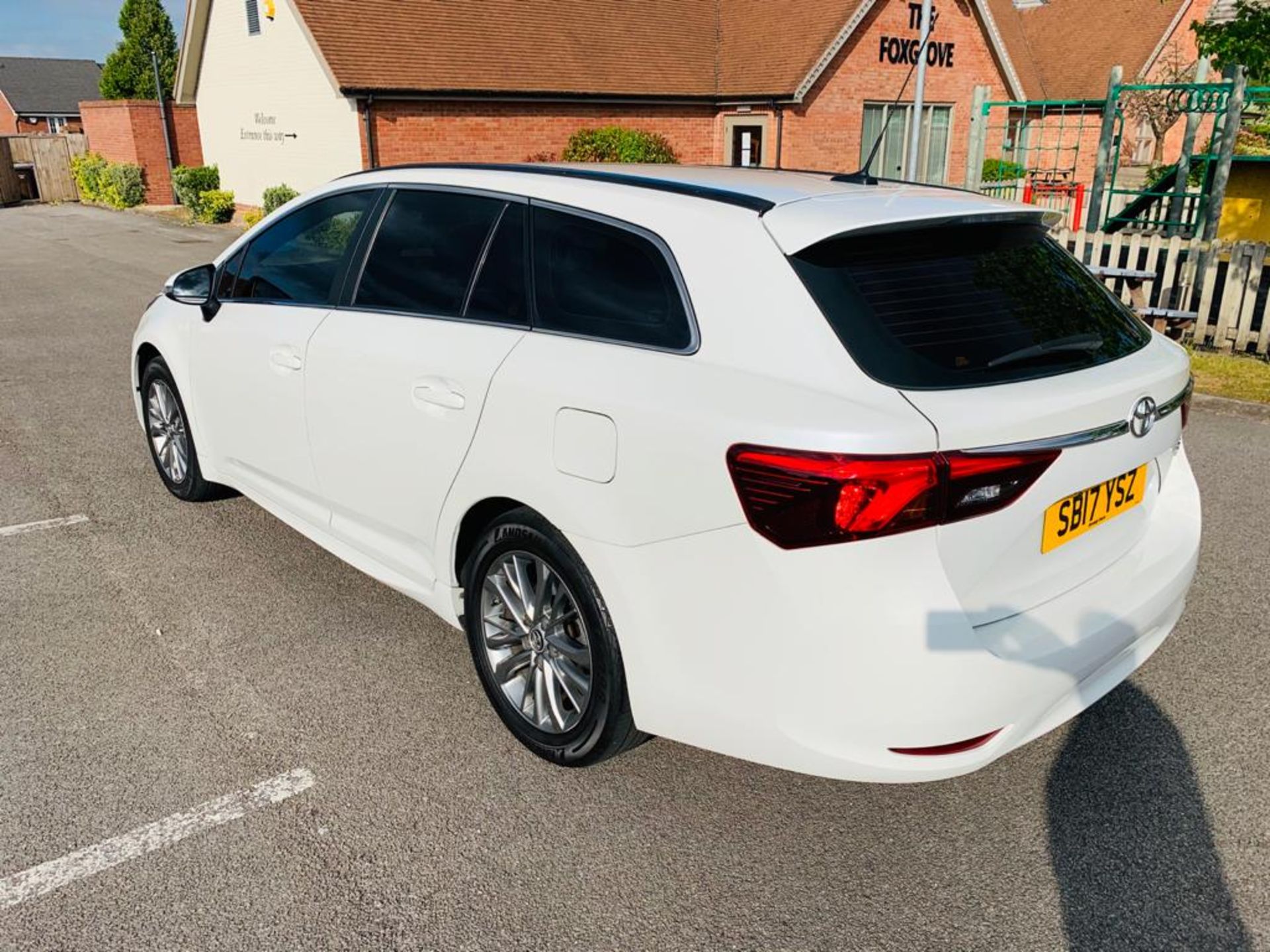 2017/17 REG TOYOTA AVENSIS VALVEMATIC BUSINESS EDITION 1.8 DIESEL 145HP AUTO WHITE ESTATE *NO VAT* - Image 3 of 12