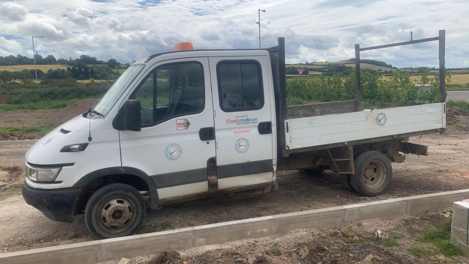 2005/55 REG IVECO DAILY 35C12 LWB 2.3 DIESEL WHITE TIPPER, SHOWING 1 FORMER KEEPER *NO VAT* - Image 3 of 4