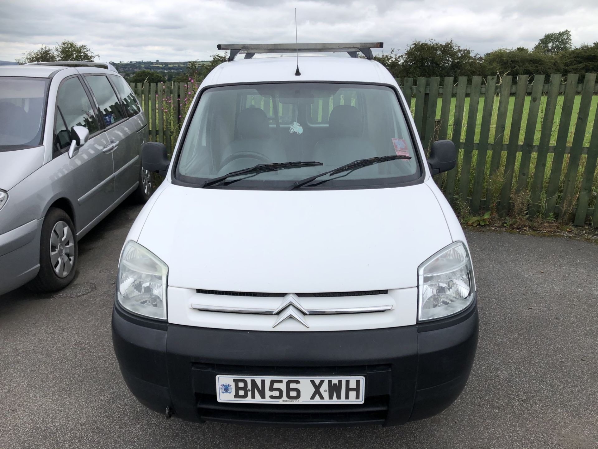 2006/56 REG CITROEN BERLINGO 600D LX 1.9 DIESEL WHITE CAR DERIVED VAN, SHOWING 1 FORMER KEEPER - Image 3 of 12