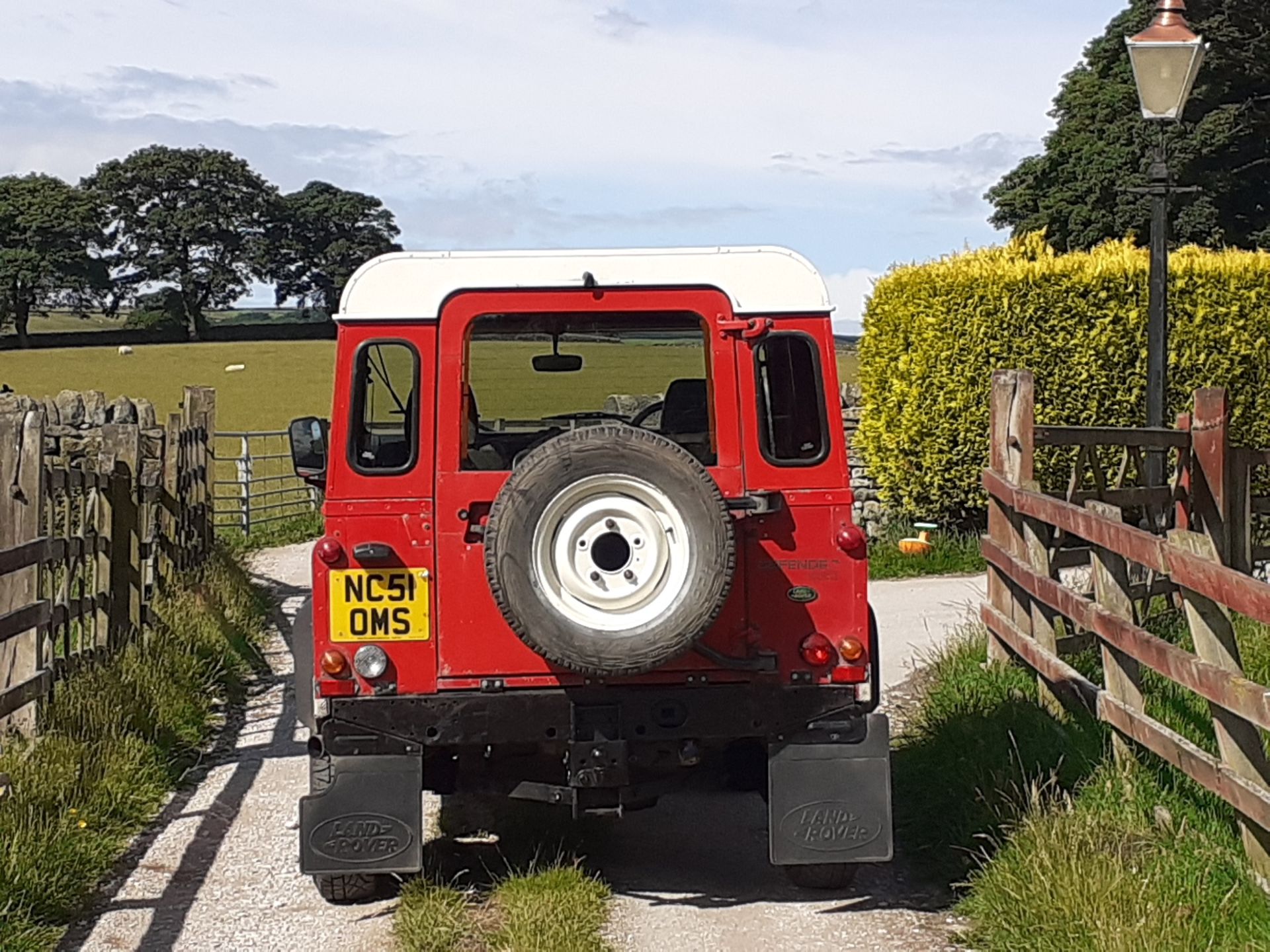 2002/51 REG LAND ROVER DEFENDER 90 PICK-UP TD5 RED 2.5 DIESEL 130 BHP, SHOWING 2 FORMER KEEPERS - Image 7 of 14