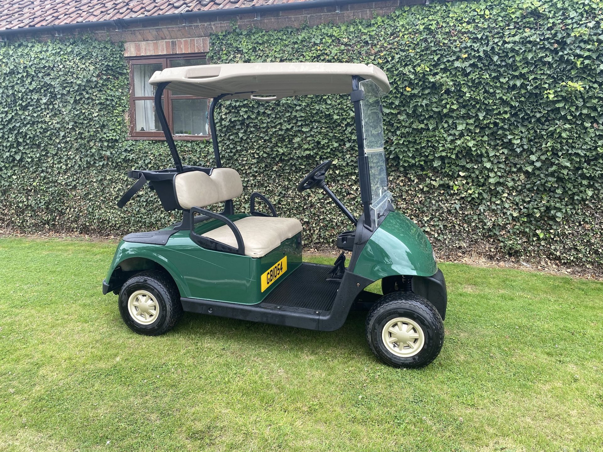 EZGO ELECTRIC GOLF BUGGY, MANUFACTURED 2014, EXCELLENT CONDITION, THIS MACHINE HAS VERY LITTLE USE