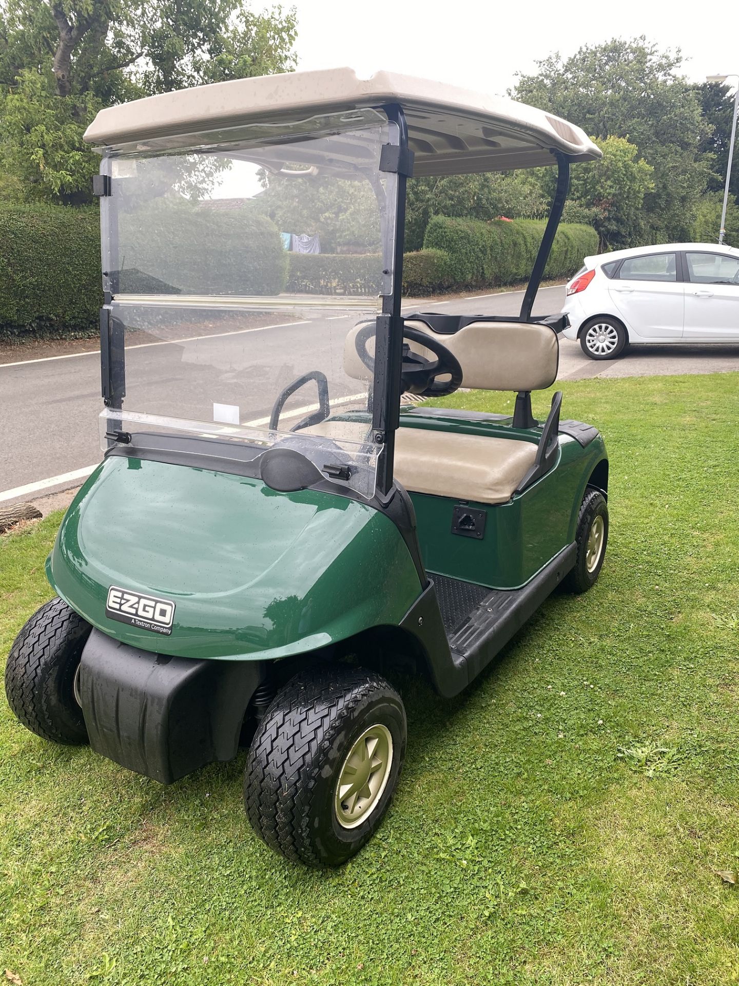 EZGO ELECTRIC GOLF BUGGY, MANUFACTURED 2014, EXCELLENT CONDITION, THIS MACHINE HAS VERY LITTLE USE - Image 4 of 7