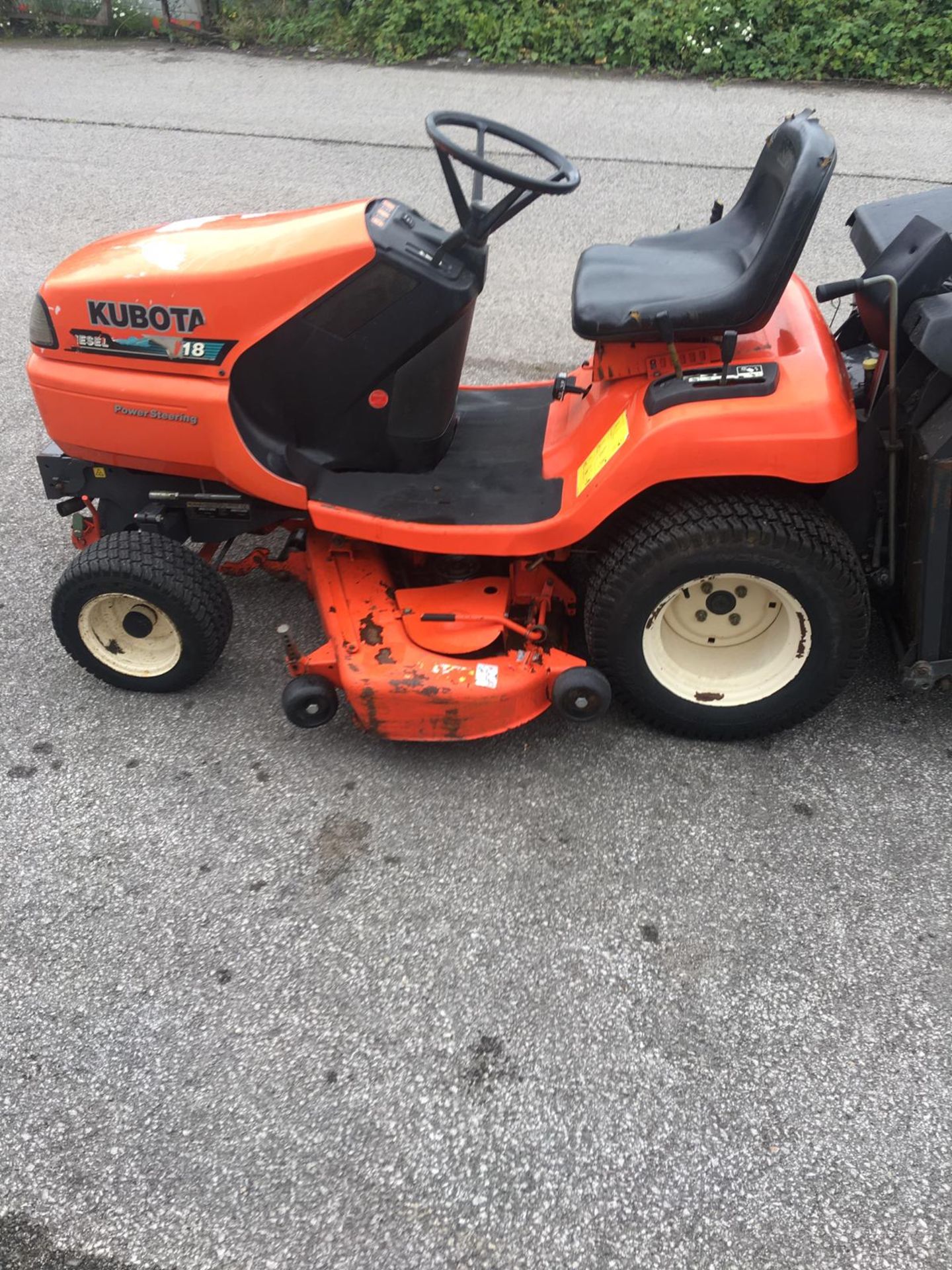 KUBOTA G18 POWER STEERING GLIDE CUT ORANGE RIDE ON LAWN MOWER, C/W REAR GRASS COLLECTOR *NO VAT* - Image 4 of 20