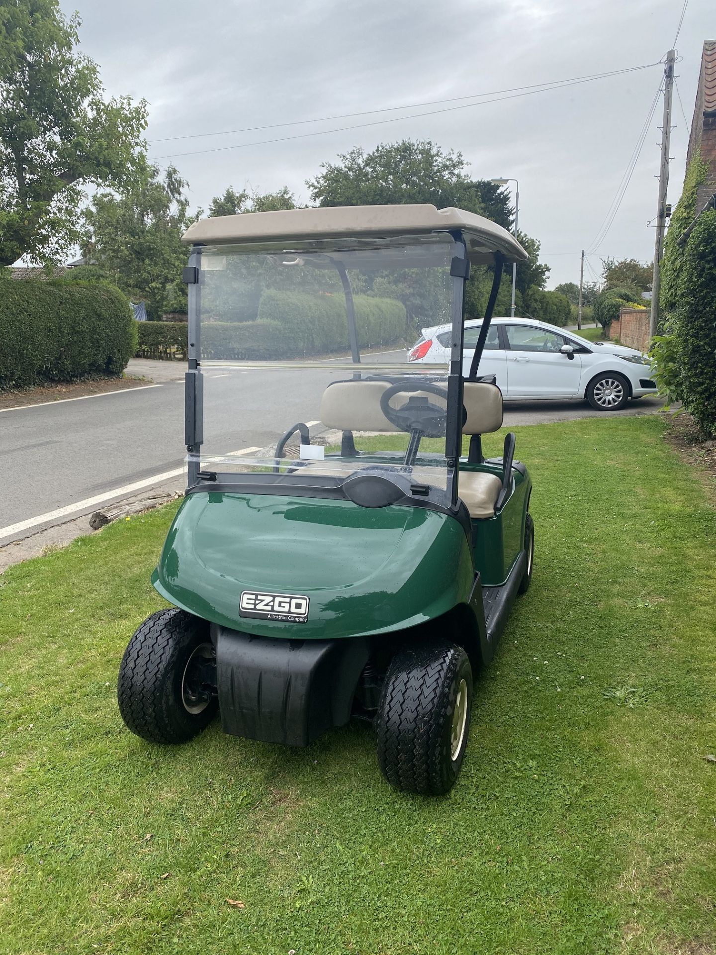 EZGO ELECTRIC GOLF BUGGY, MANUFACTURED 2014, EXCELLENT CONDITION, THIS MACHINE HAS VERY LITTLE USE - Image 5 of 7