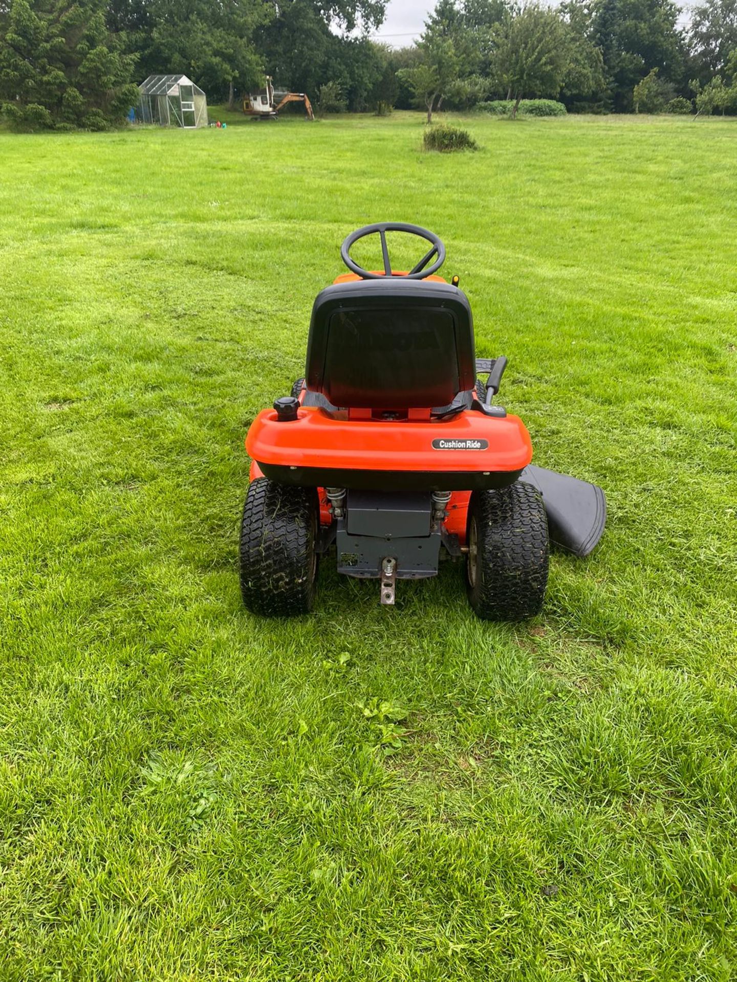 KUBOTA T1560 AUTO THROTTLE RIDE ON LAWN MOWER, RUNS, DRIVES AND CUTS *NO VAT* - Image 5 of 6