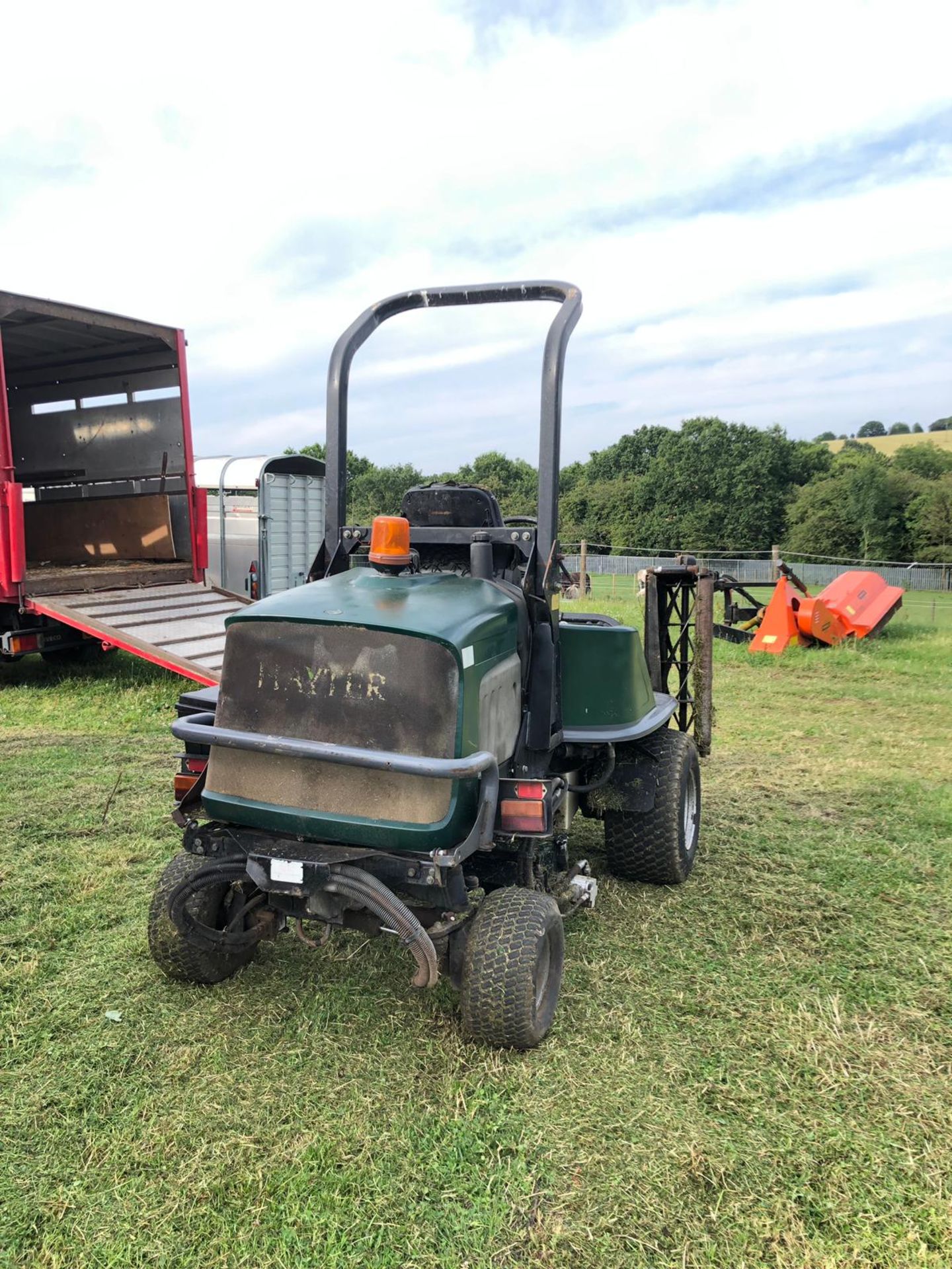 HAYTER L324 RIDE ON LAWN MOWER 4 WHEEL DRIVE, RUNS WORKS AND CUTS *PLUS VAT* - Image 5 of 6