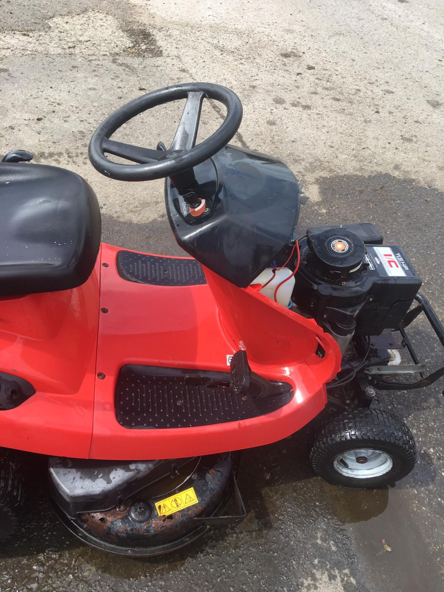 AL-KO T15-102 HD RIDE ON LAWN MOWER, 225 KG, YEAR 2002, C/W REAR GRASS COLLECTOR, 11.5HP I/C ENGINE - Image 4 of 11