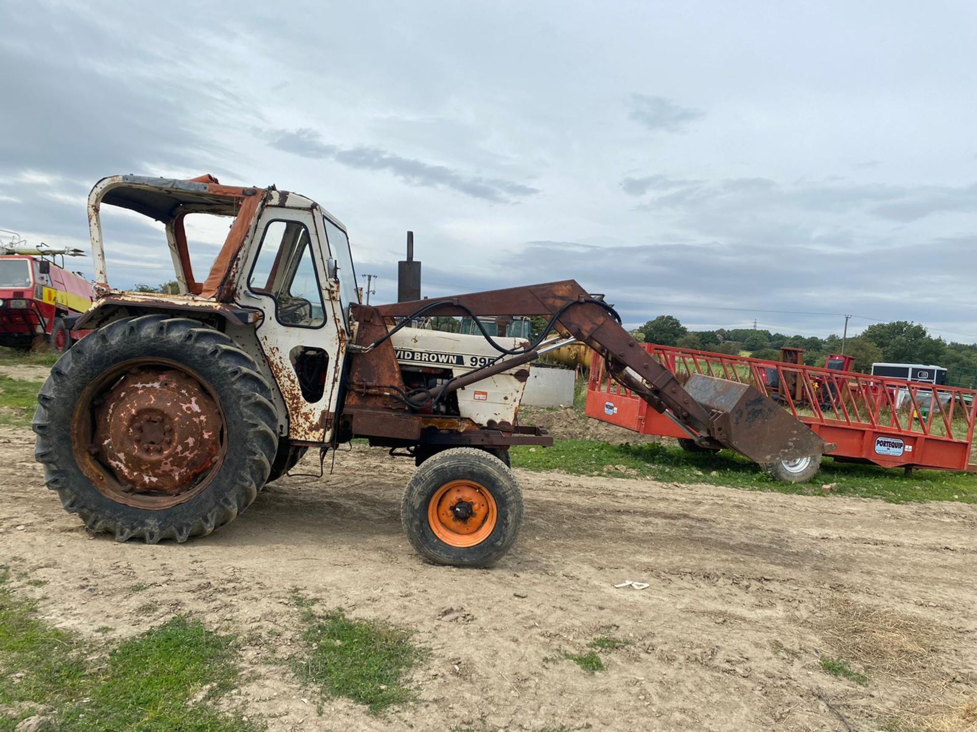 DAVID BROWN 995 LOADER TRACTOR, RUNS AND DRIVES, SHOWING 3649 HOURS *NO VAT* - Image 2 of 7